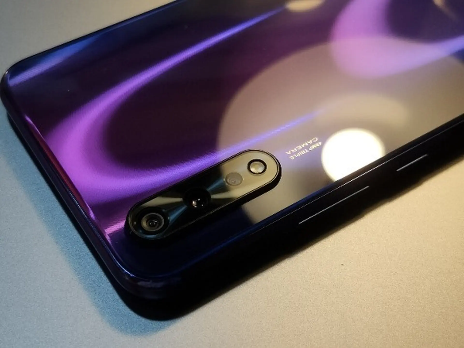 Vivo Z5 "bất ngờ" lộ ảnh thực tế màu Tím Gradient, hé lộ nhiều chi tiết thú vị