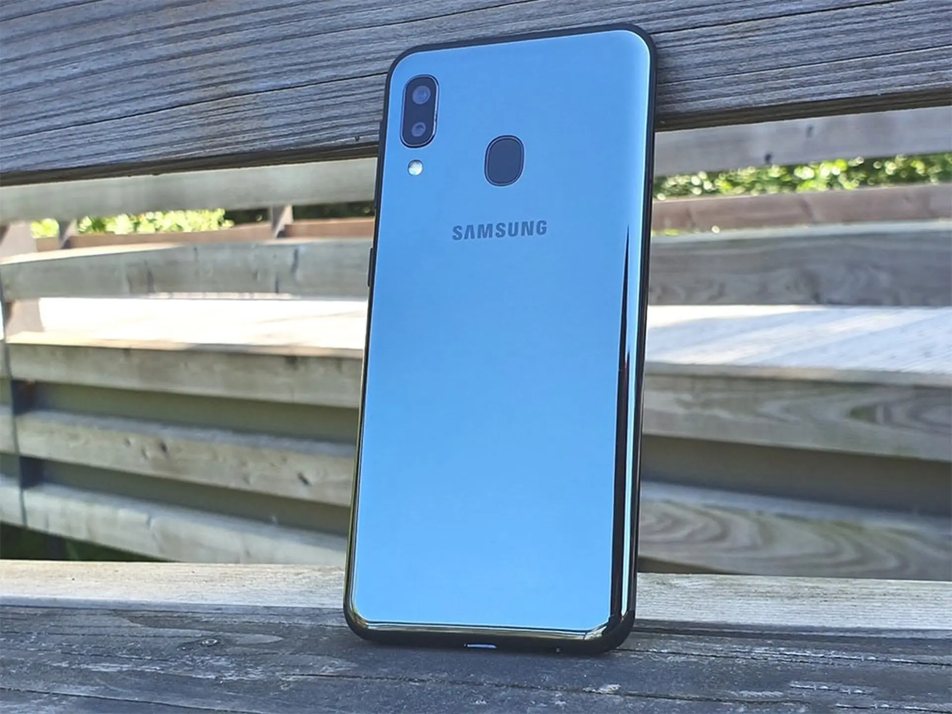 Galaxy A20e nhận bản cập nhật đầu tiên, tối ưu thuật toán Moisture detection và Knox Guard