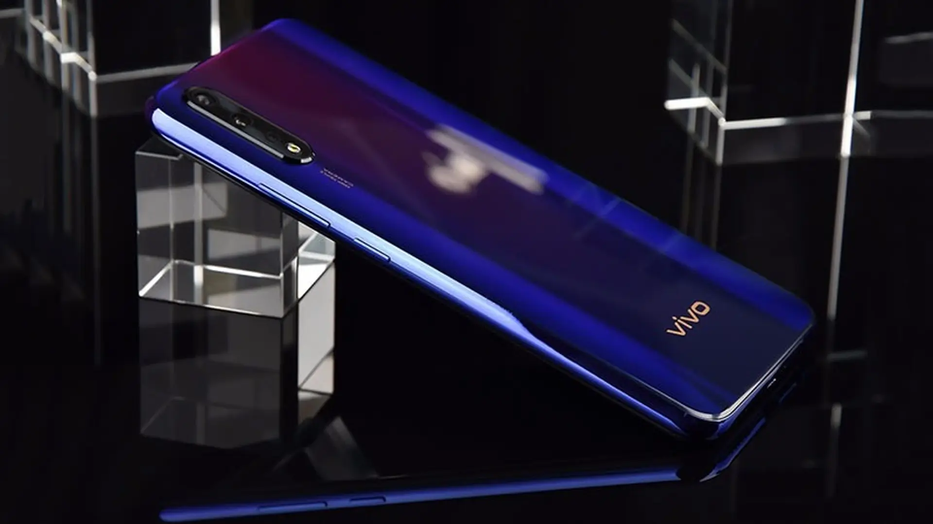 Trên tay Vivo Z5: Màn AMOLED tích hợp vân tay, chip Snapdragon 712, 3 camera sau