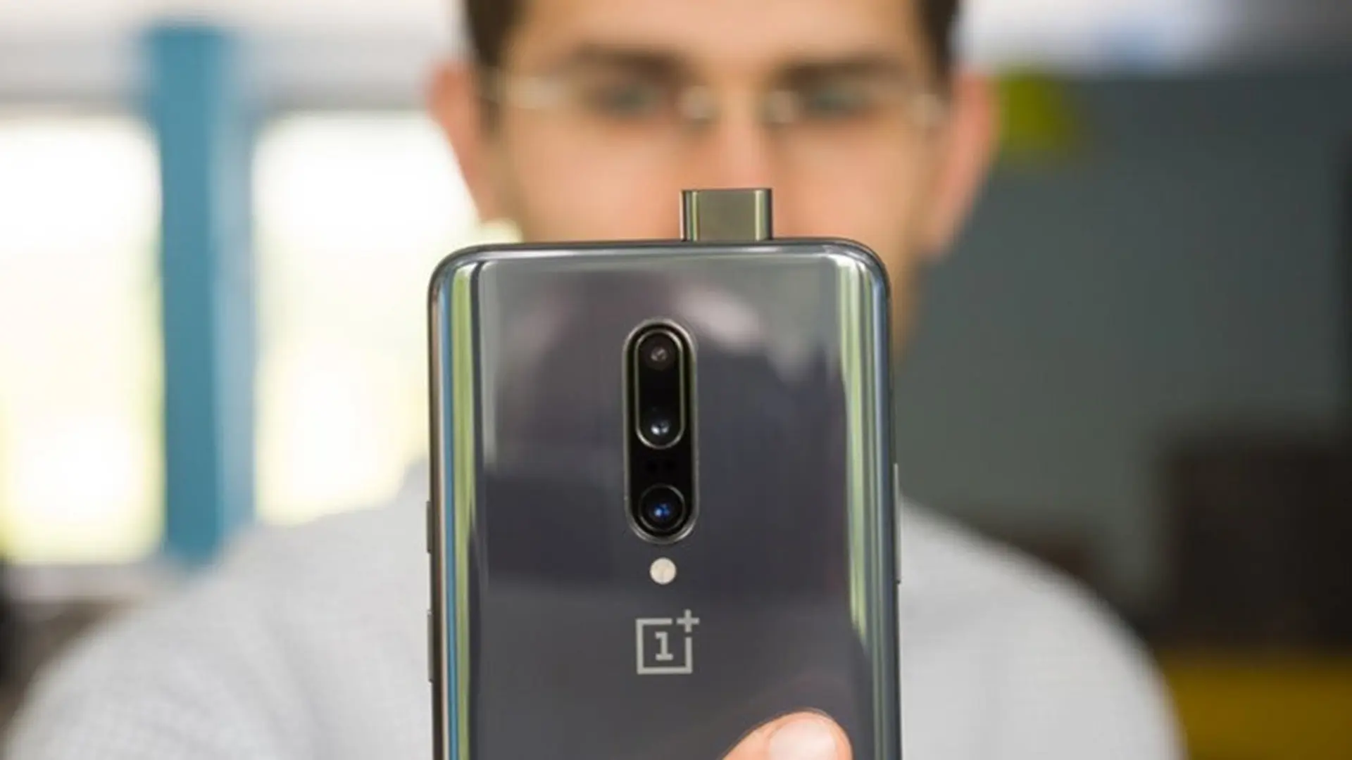 Một số người dùng OnePlus 7 Pro bất ngờ nhận được thông báo của “người ngoài hành tinh”