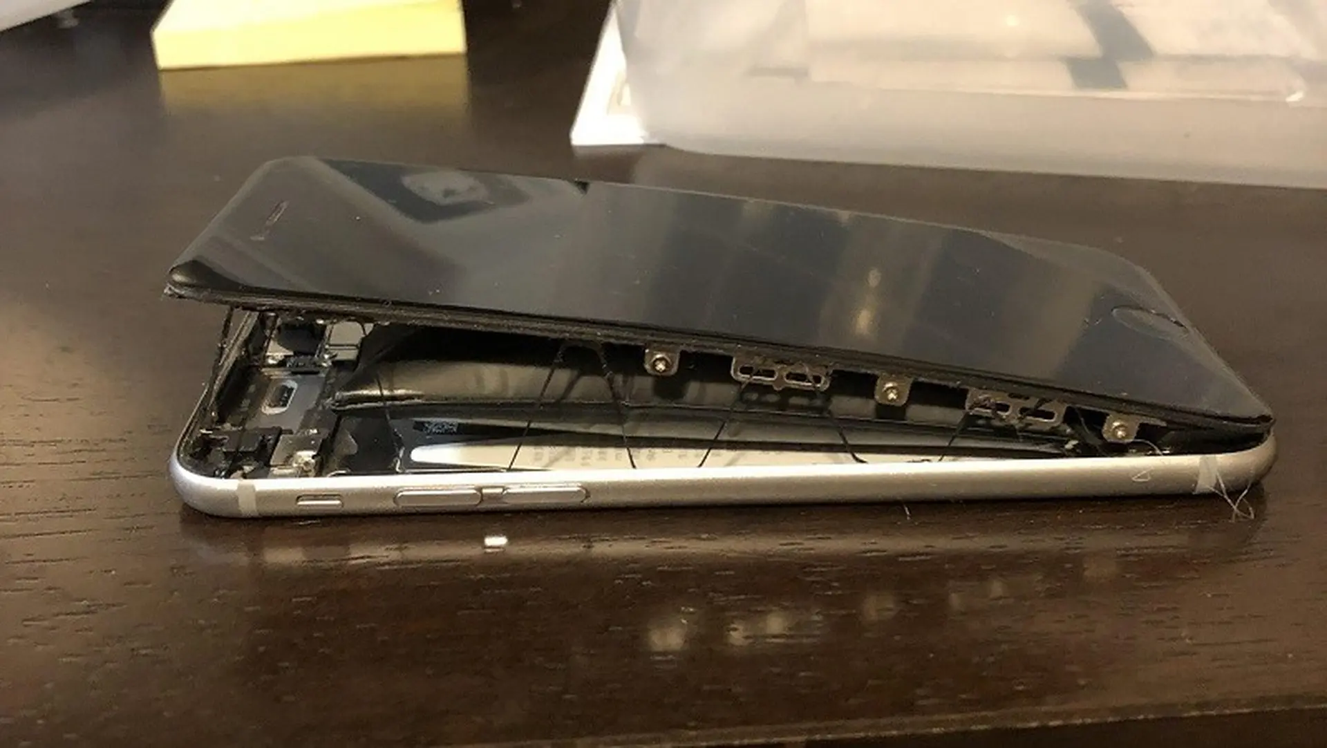 Pin iPhone bị phồng lên và phát nổ khi đang tháo máy