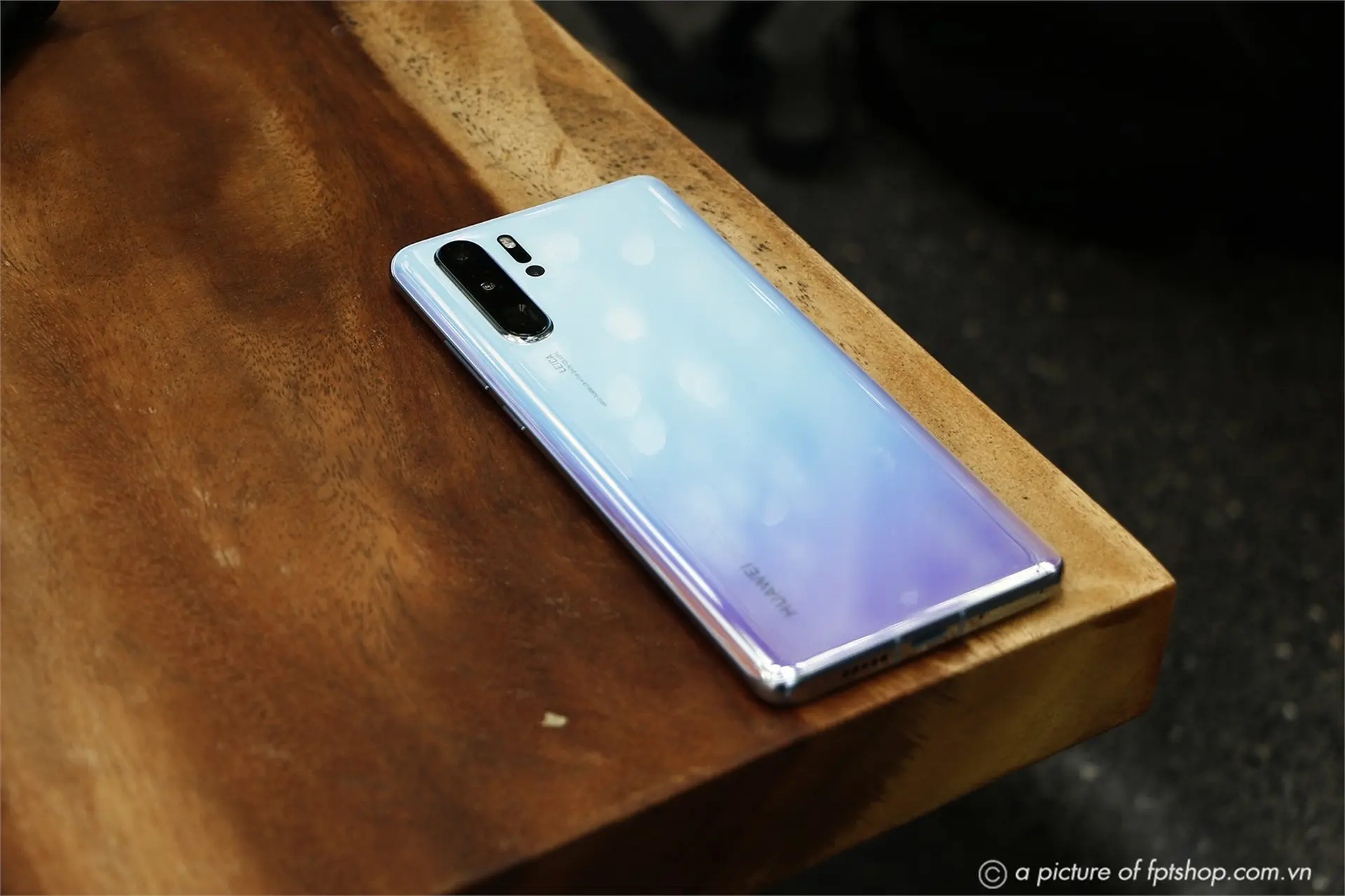 Mua Huawei, FPT Shop tặng quà 'khủng' đến 3,4 triệu đồng