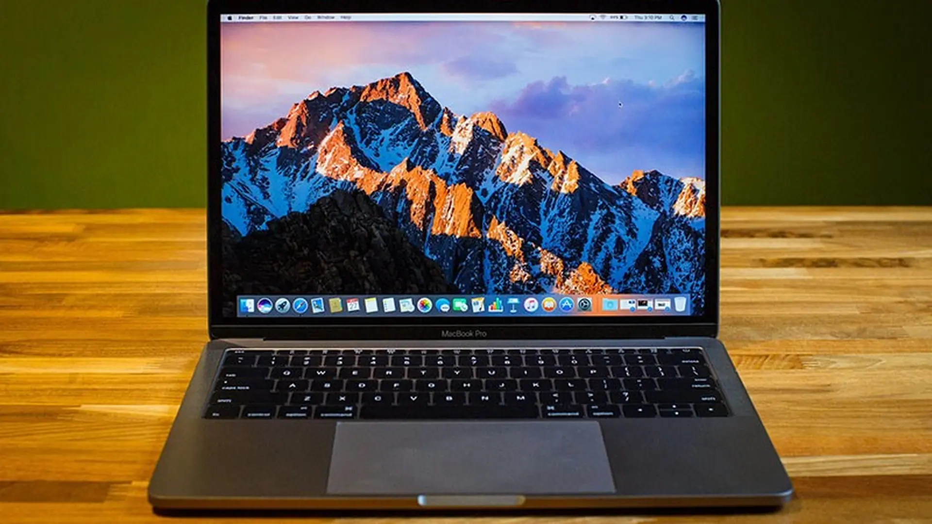 MacBook Pro 13 inch giá rẻ được làm mới với bộ xử lý thế hệ thứ 8, Touch Bar và Touch ID