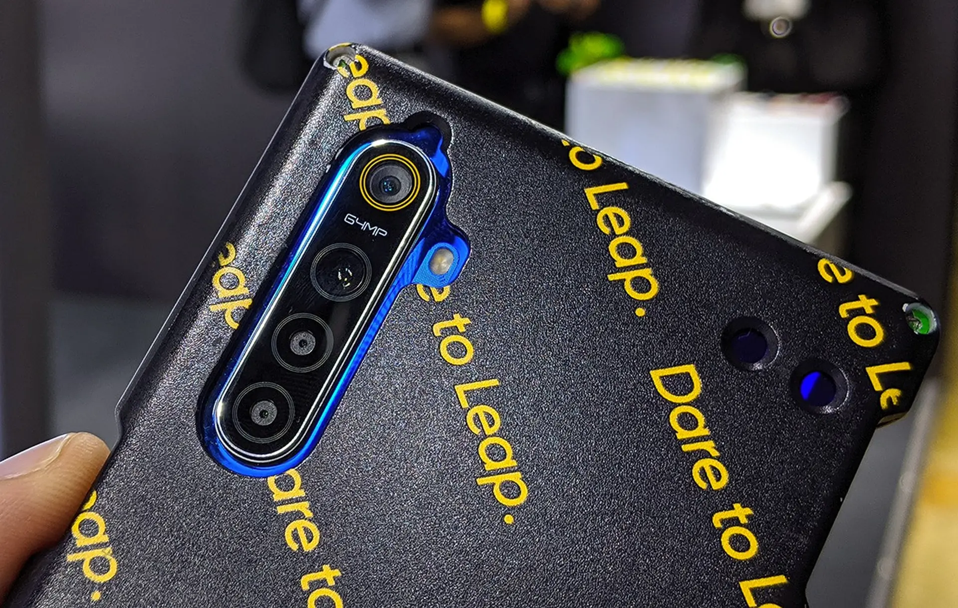 Trên tay nguyên mẫu smartphone Realme với camera 64MP: Tương lai camera là đây?