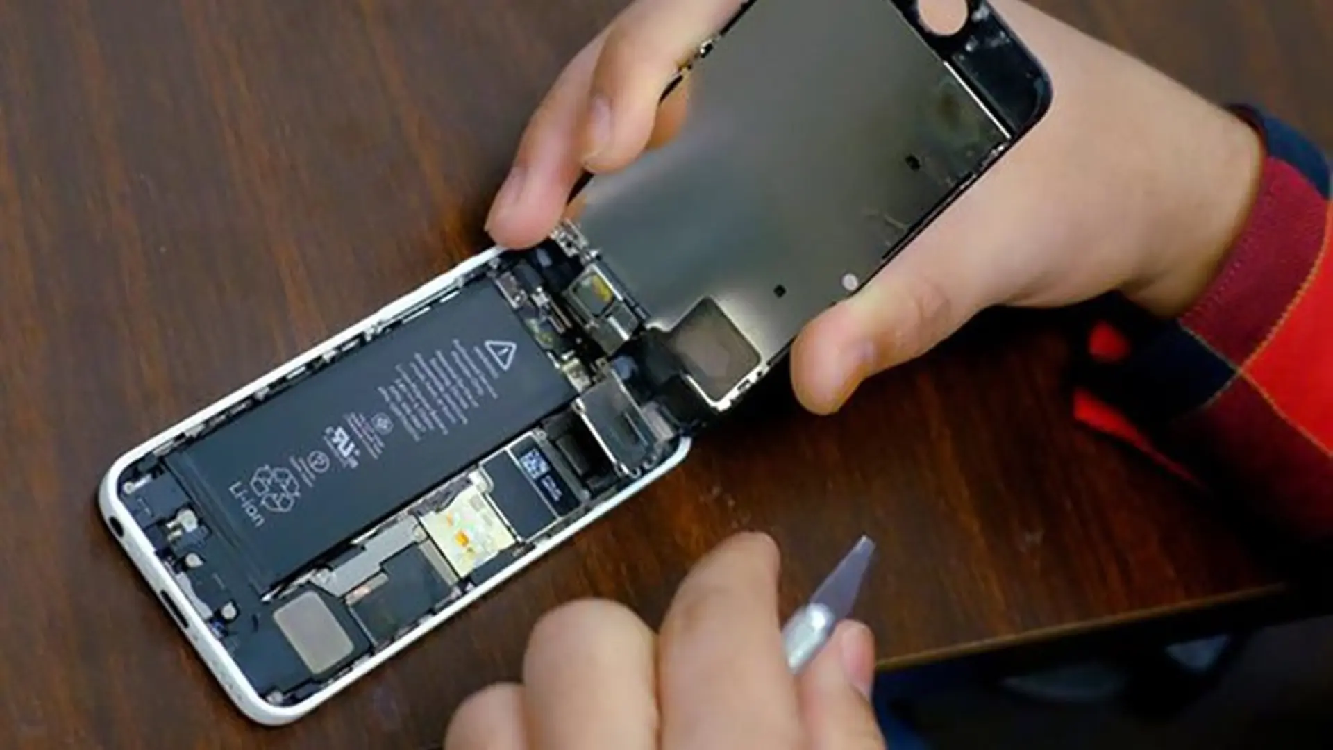 Apple phản hồi việc chặn tính năng trên iPhone thay pin không chính hãng