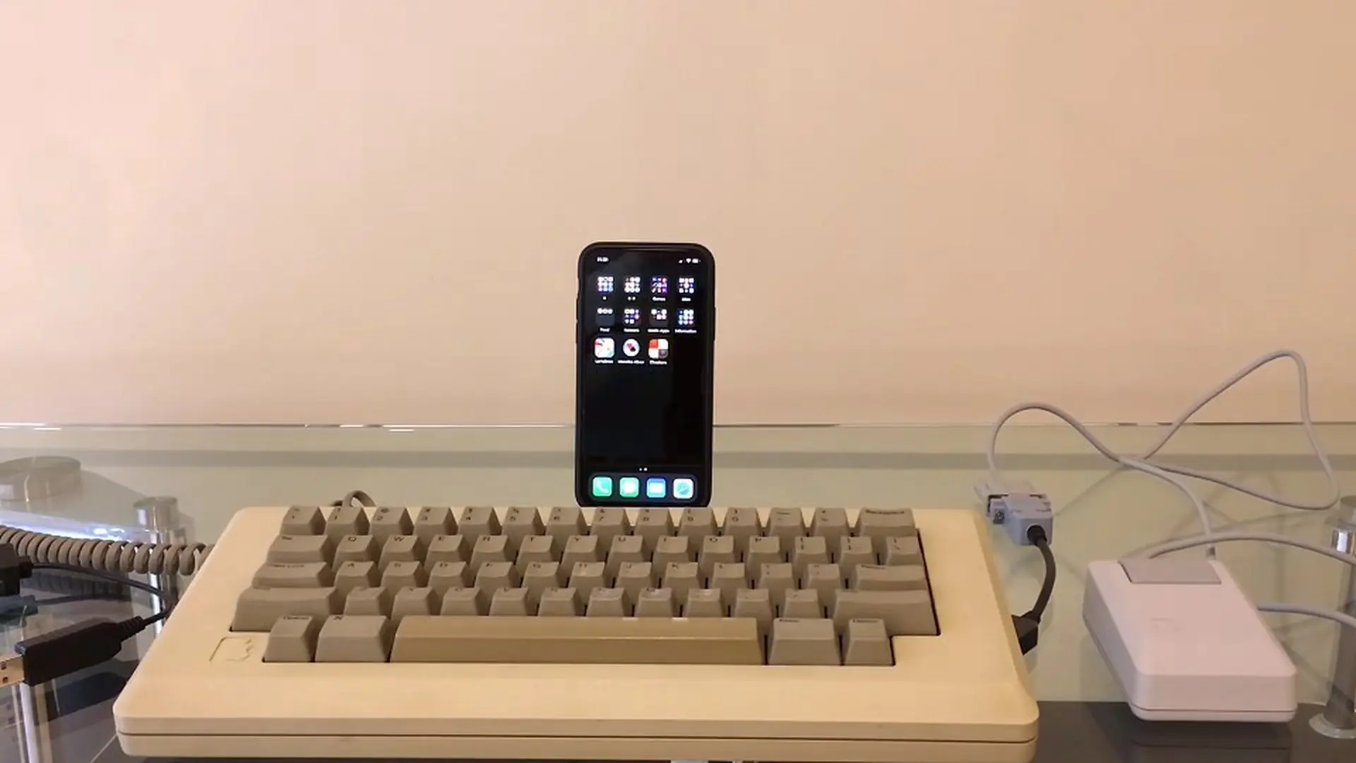 Sẽ như thế nào nếu sử dụng bàn phím Macintosh truyền thống với iPhone X chạy iOS 13