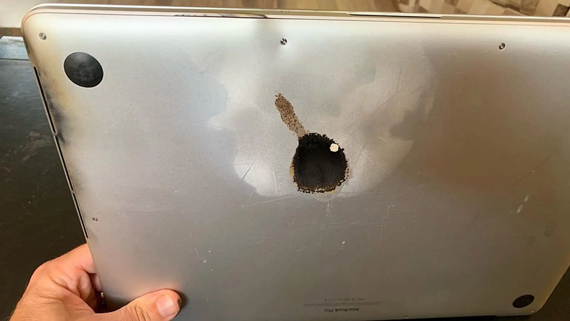 Cục Hàng không Việt Nam chính thức cấm mang MacBook Pro 15 inch lên máy bay
