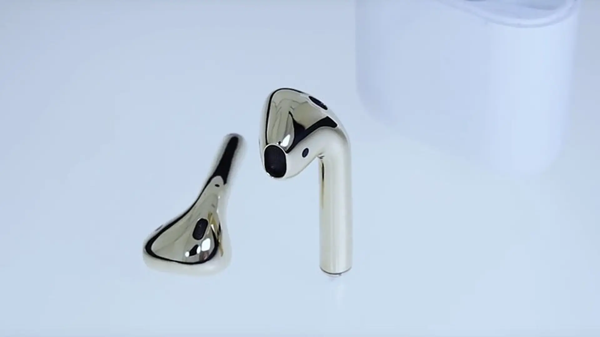 [Video] Mãn nhãn trước quá trình mạ vàng 18K cho AirPods