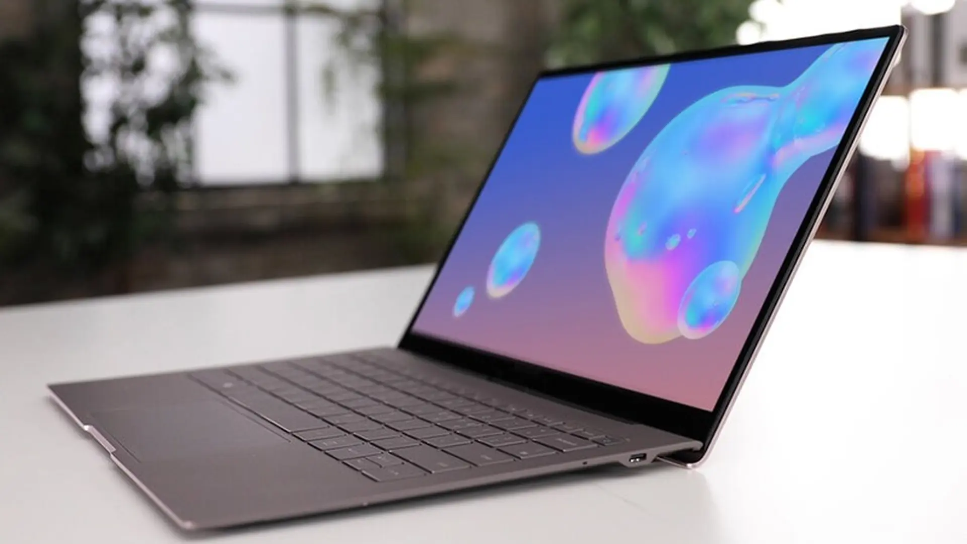 Trên tay Galaxy Book S: Là dòng laptop mới, trang bị chip snapdragon và kết nối LTE
