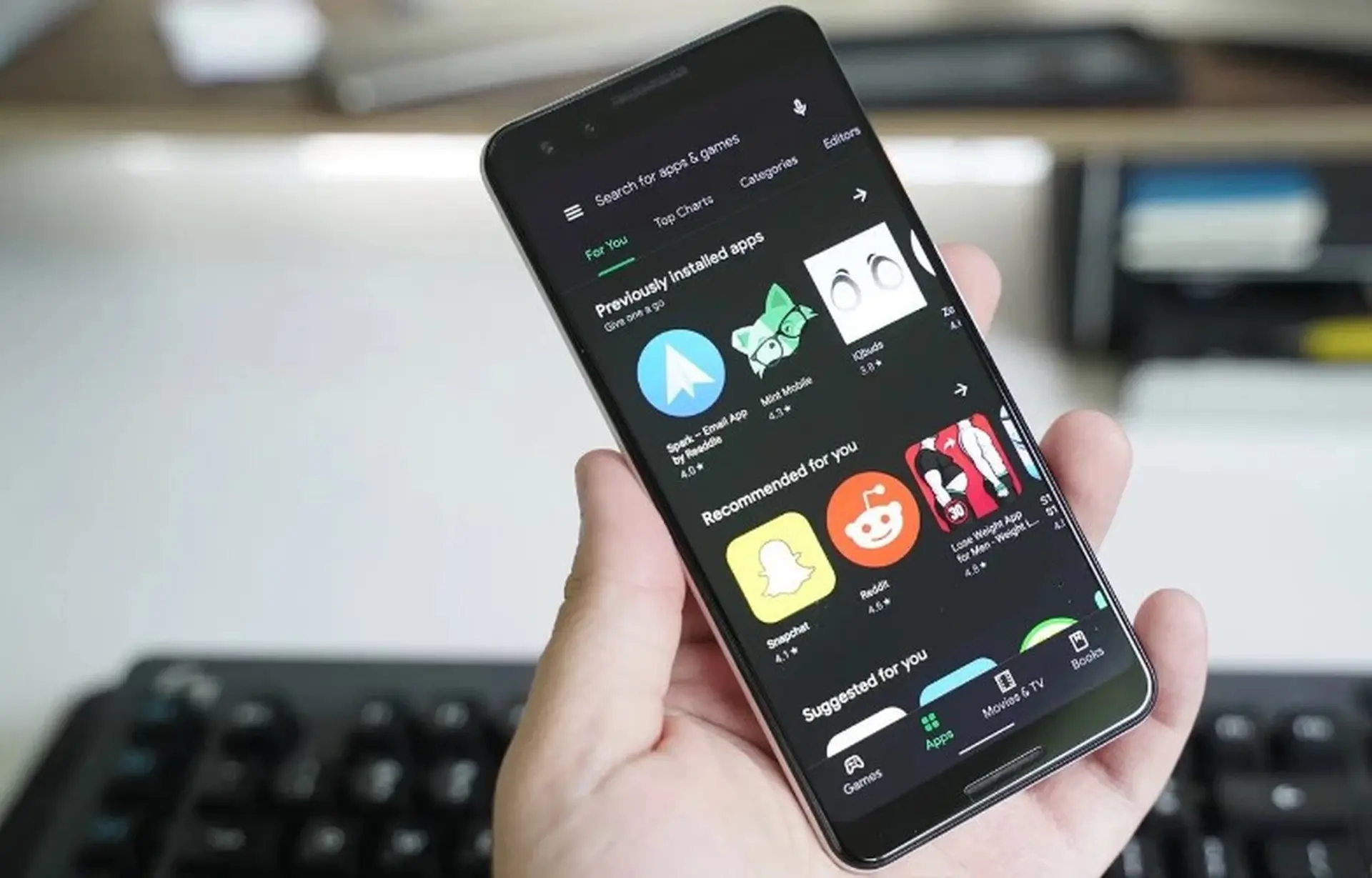 Một số người dùng "bất ngờ" nhận Dark Mode trên Play Store 