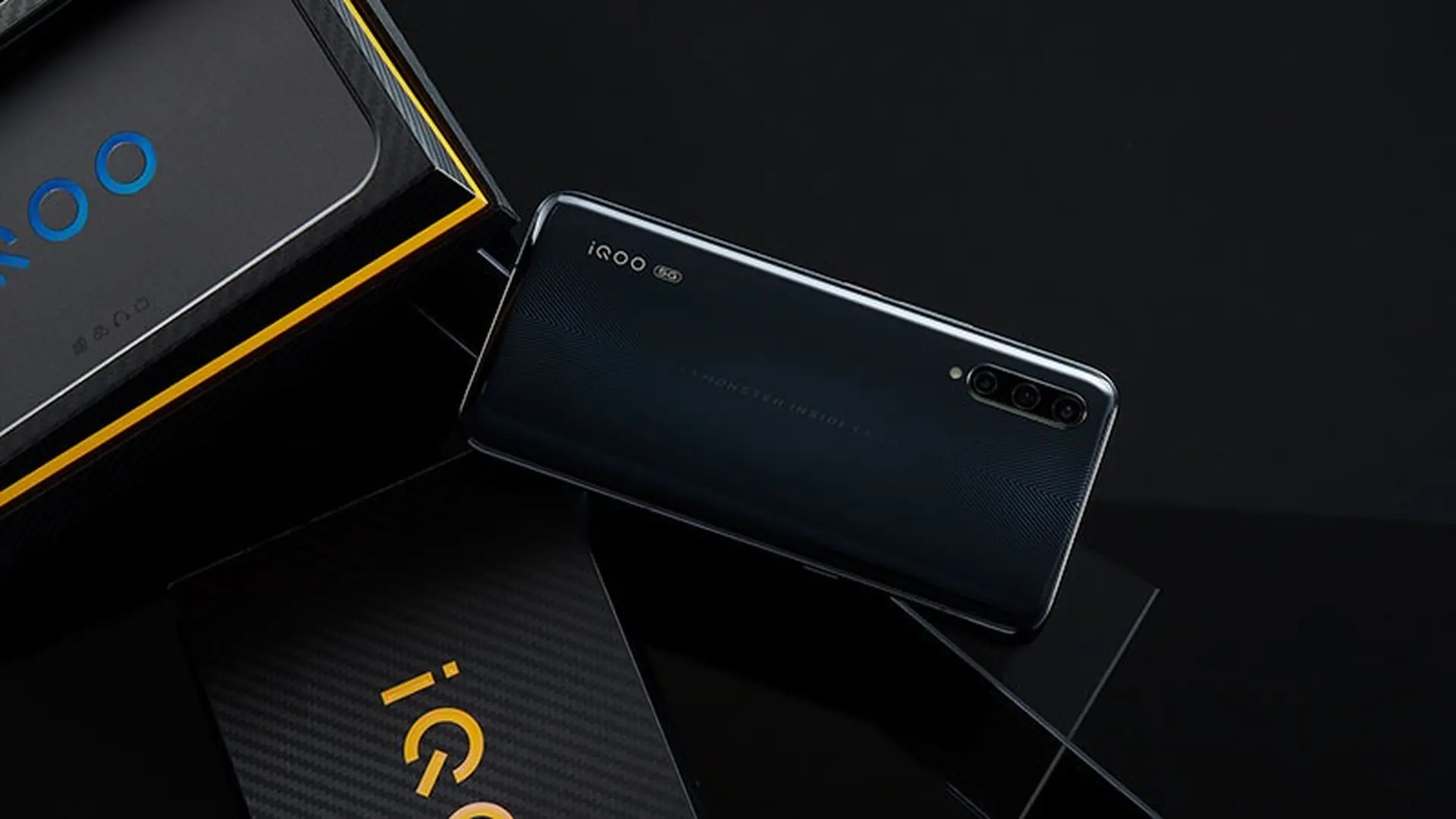 Trên tay Vivo iQOO Pro 5G: Snapdragon 855+, 3 camera, 5G và giá hơn 12 triệu đồng