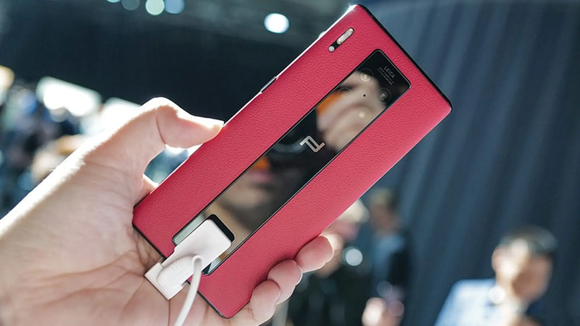 Trên tay Huawei Mate 30 RS Porsche Design có giá bán gần 54 triệu đồng