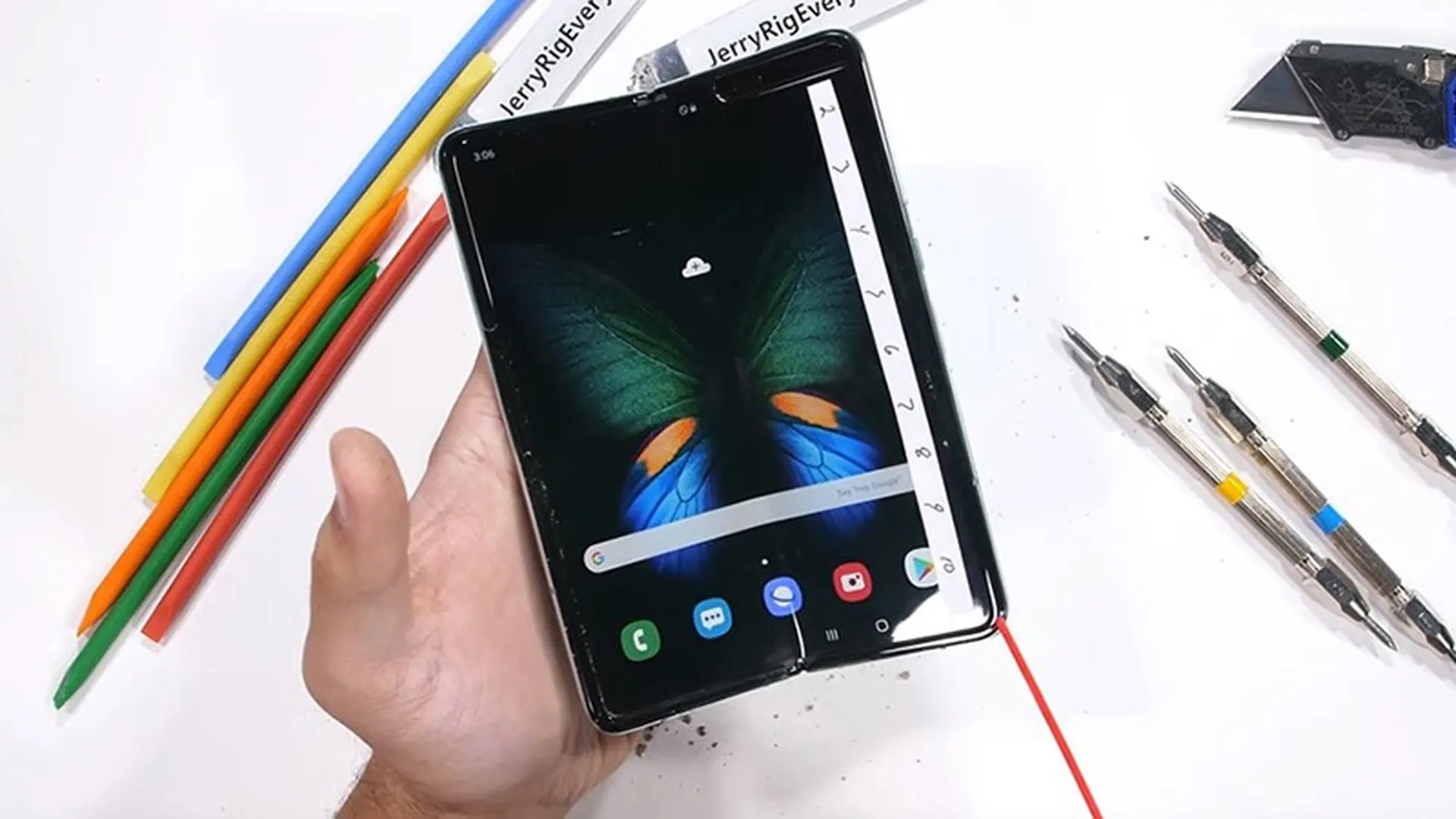 Galaxy Fold vẫn chưa ổn sau màn thử nghiệm độ bền mới nhất