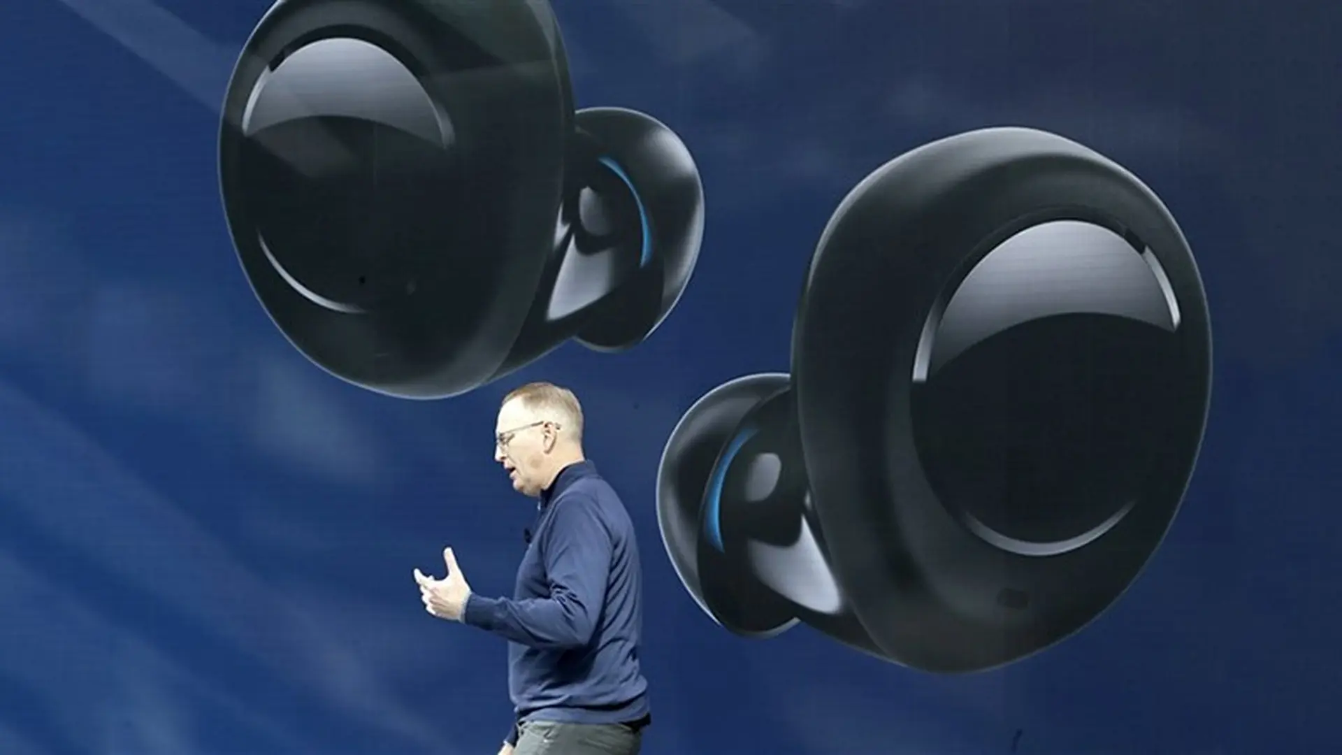 Sếp Amazon đeo Apple Airpods khi quảng cáo tai nghe Echo Buds