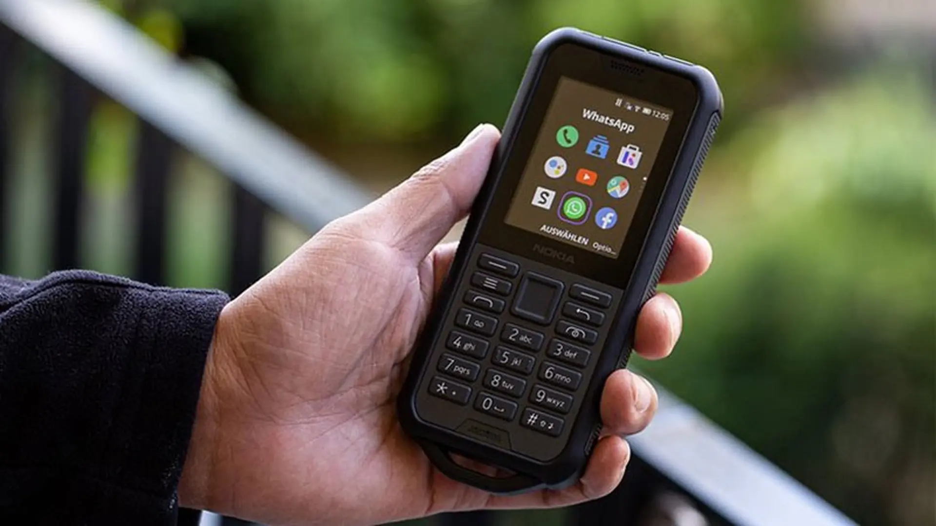 Trên tay Nokia 800 Tough: Điện thoại siêu bền giá 2.8 triệu