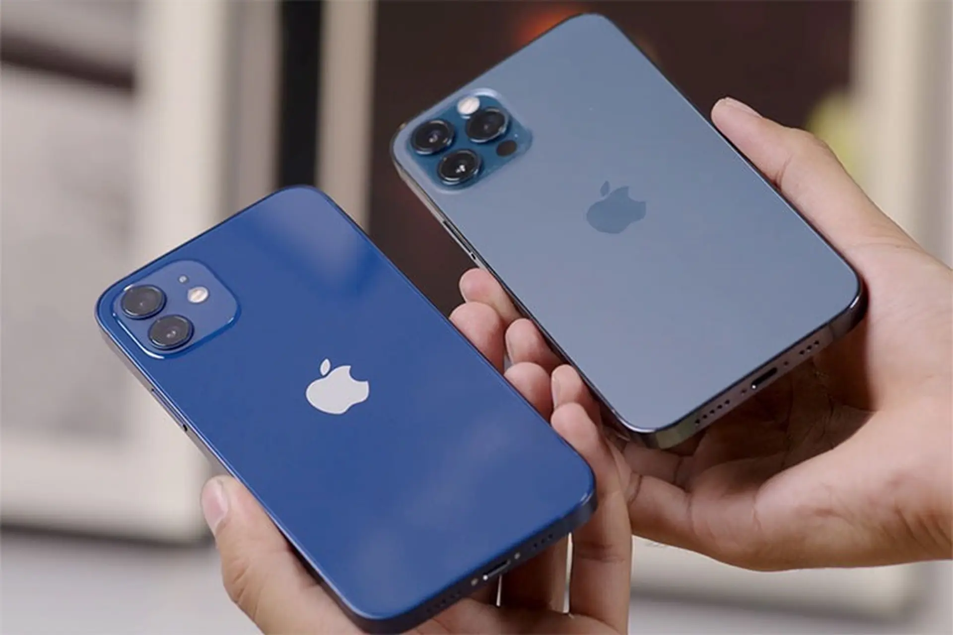 iPhone 12 đọ dáng với iPhone 12 Pro ngoài đời thực