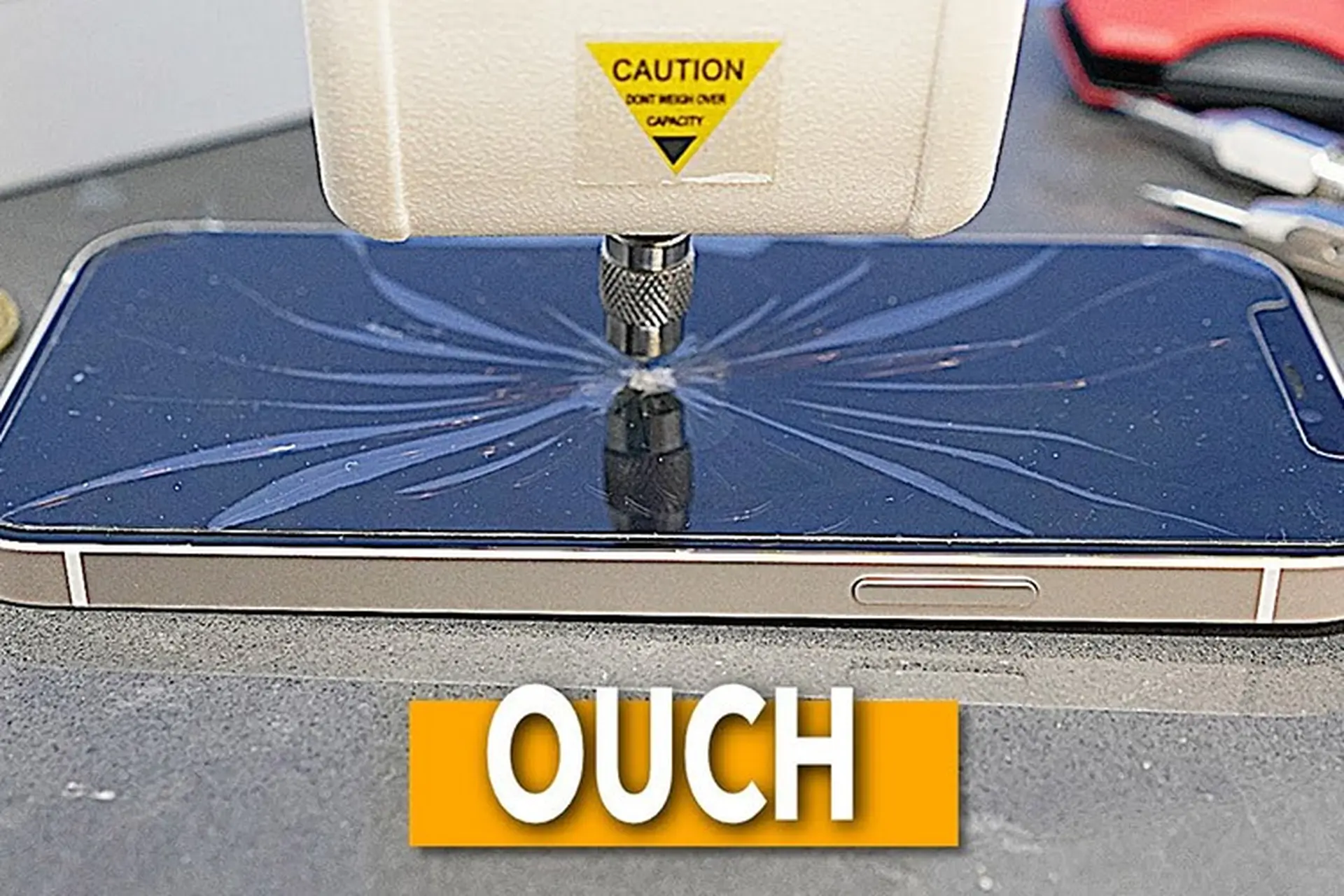 Thử nghiệm độ bền mặt kính trước iPhone 12 và iPhone 11