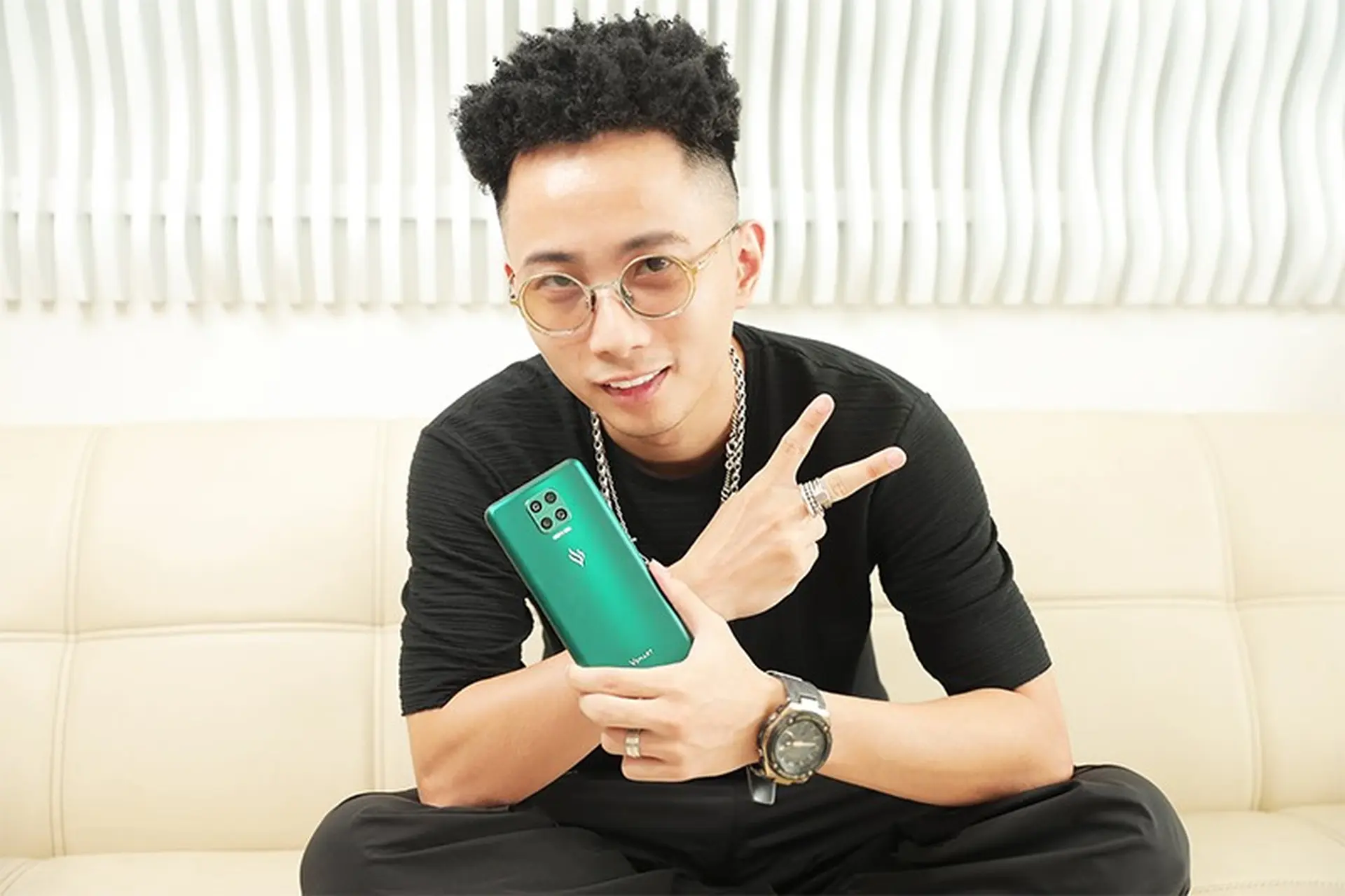 Cận cảnh Rhymastic ‘feel’ cùng Vsmart Aris series, chiếc điện thoại đang giảm 1.500.000 đồng tại FPT Shop