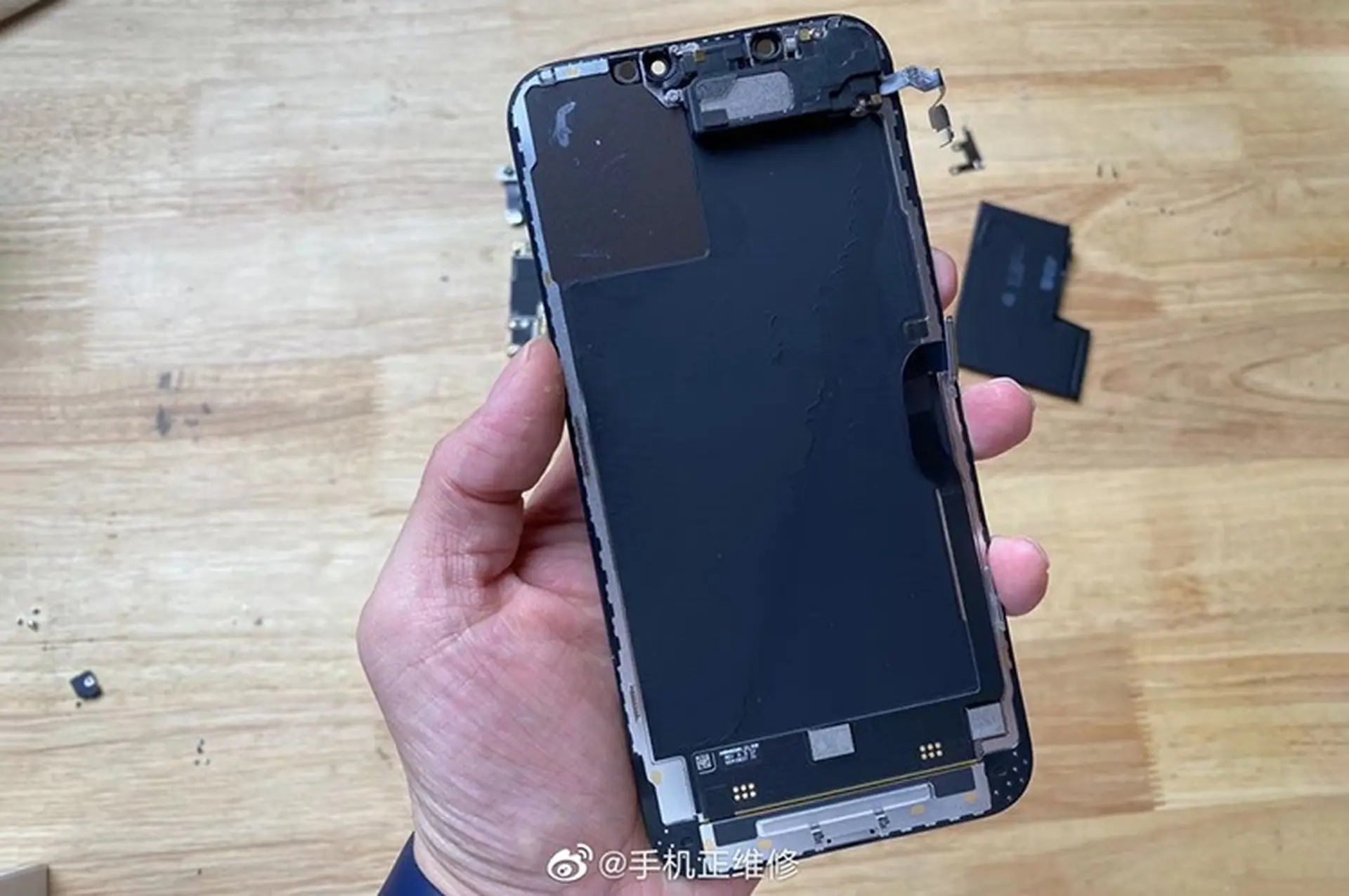 Dung lượng pin iPhone 12 Pro Max được xác nhận qua hình ảnh "mổ bụng" mới nhất