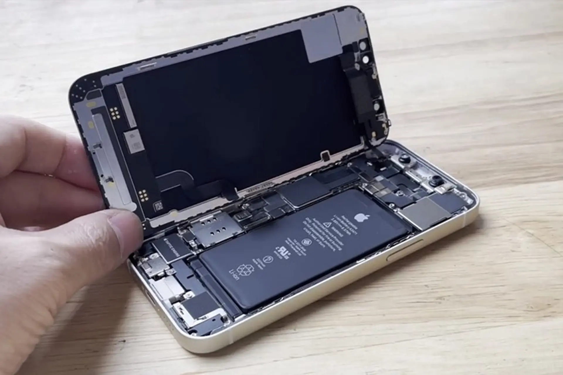“Mổ bụng” và khám phá nội thất của iPhone 12 mini