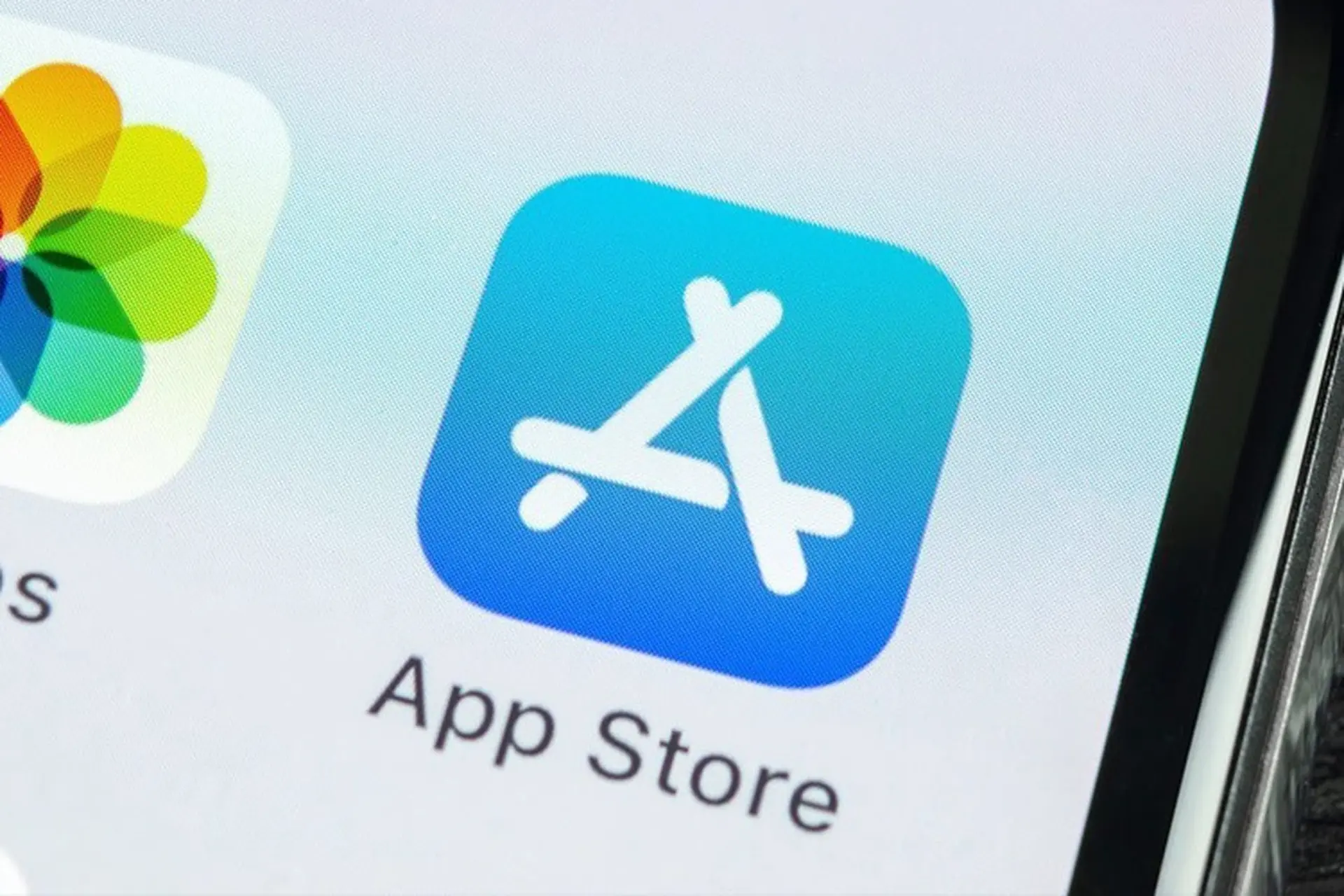Apple giảm mức phí App Store từ 30% xuống 15% cho các nhà phát triển nhỏ