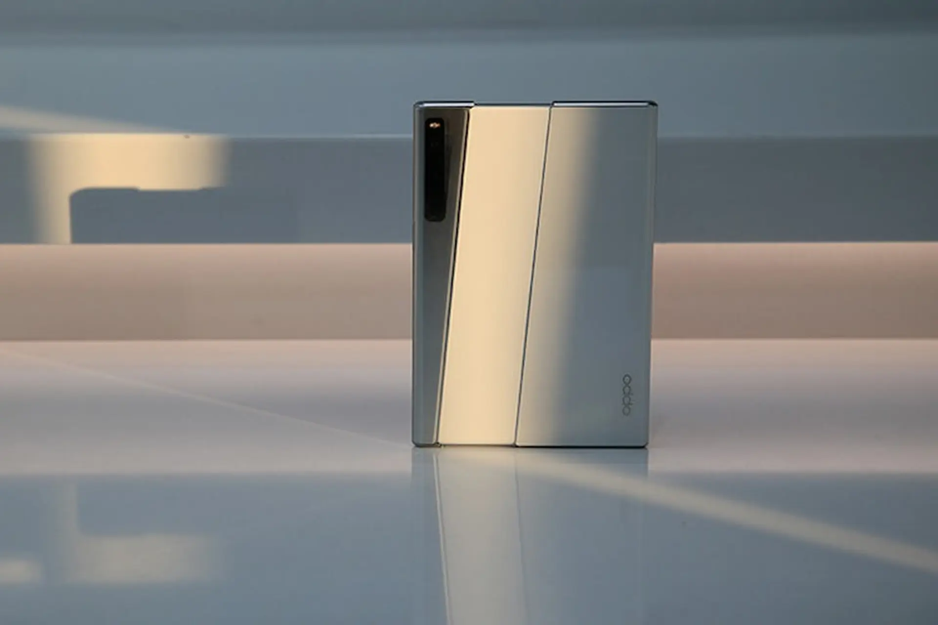 OPPO X 2021 có độ bền siêu tốt, cuộn màn hình lên tới 100.000 lần