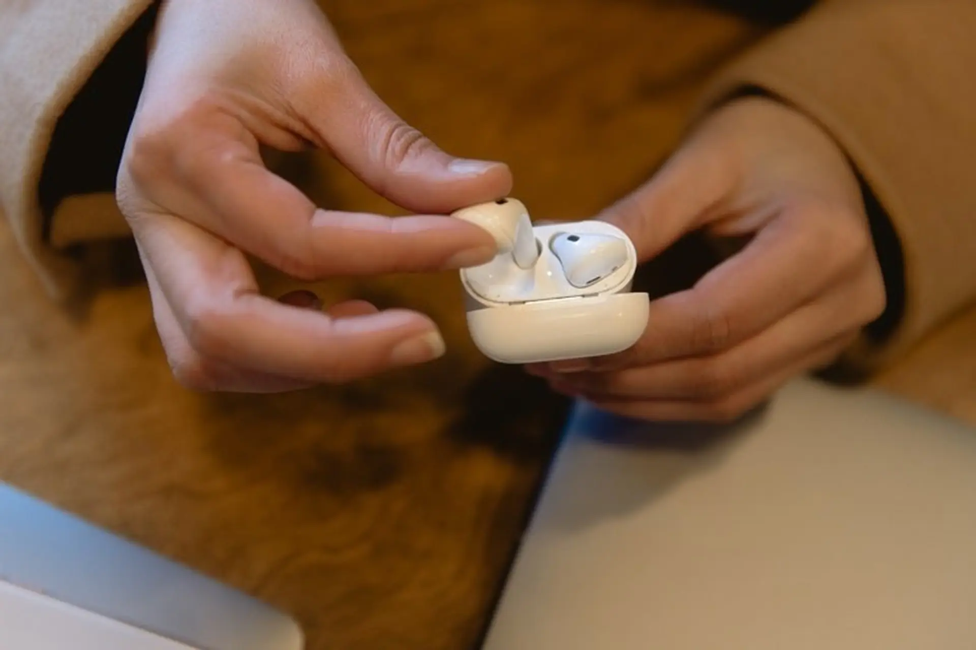Thực hiện và trả lời cuộc gọi bằng AirPods trên iOS 14
