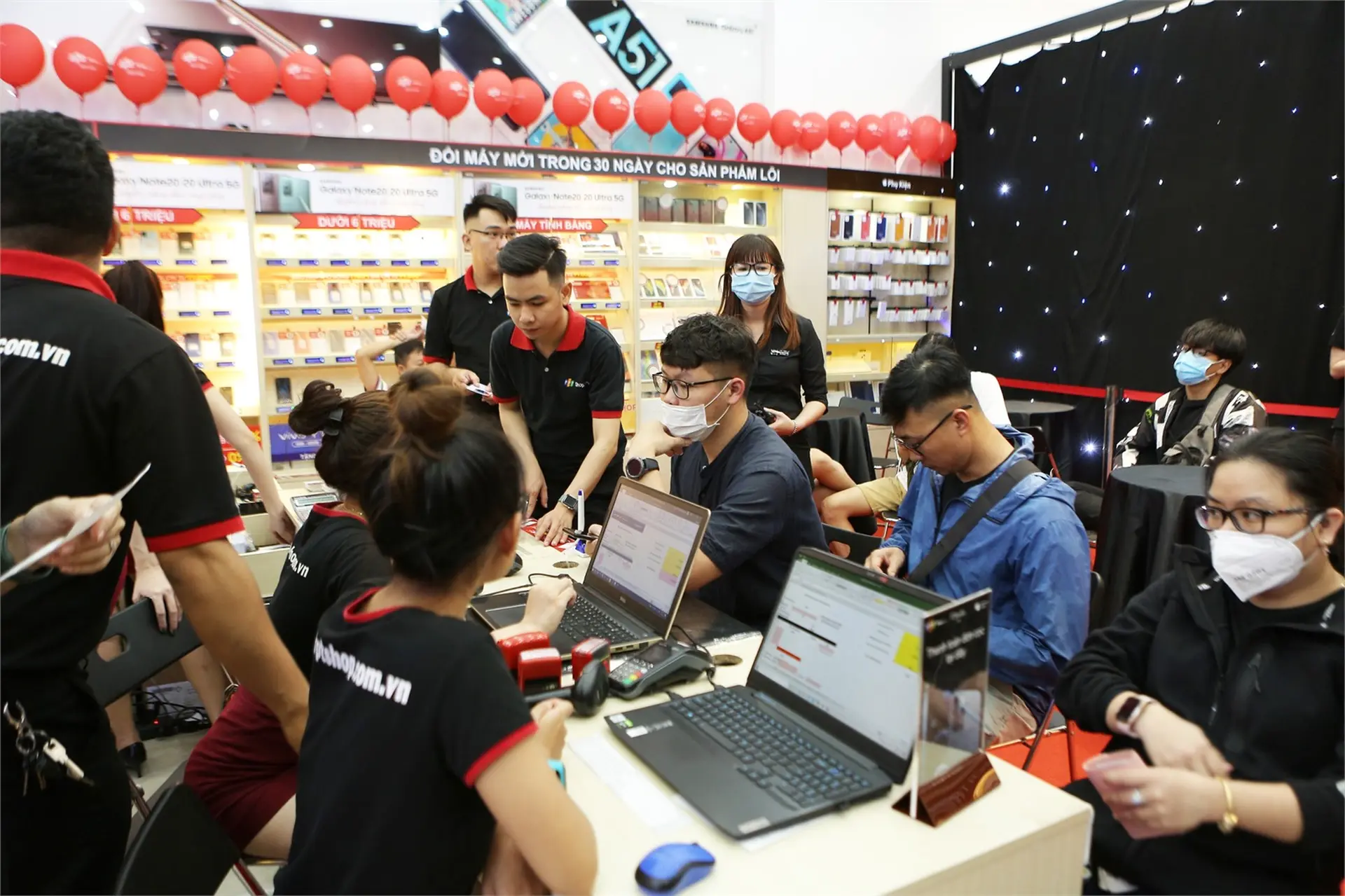 FPT Shop ‘cháy’ 2.000 iPhone 12 Series chính hãng, trung bình mỗi giờ giao 500 máy!