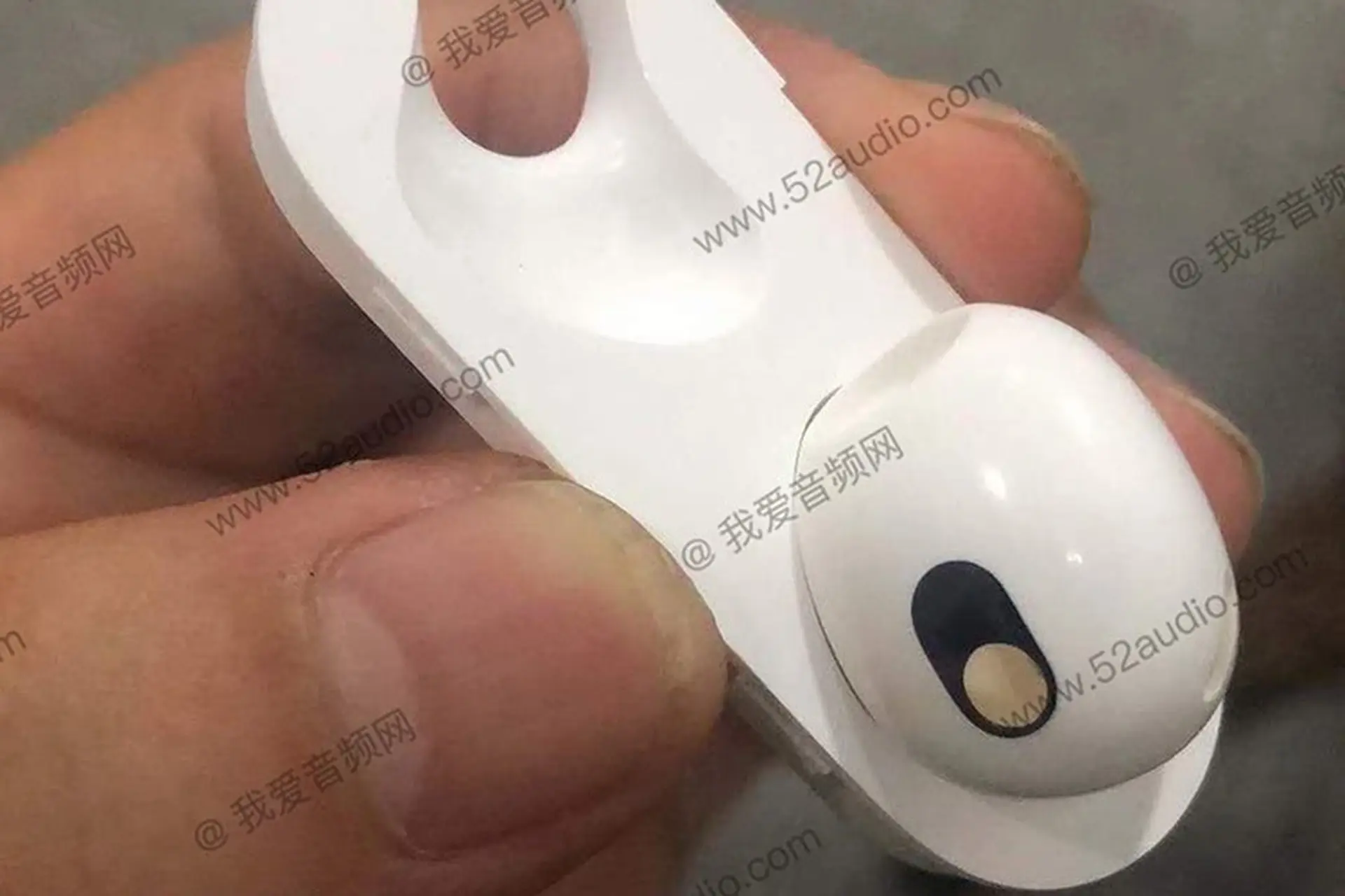 Rò rỉ hình ảnh cho thấy AirPods 3 sẽ có thiết kế khá giống AirPods Pro
