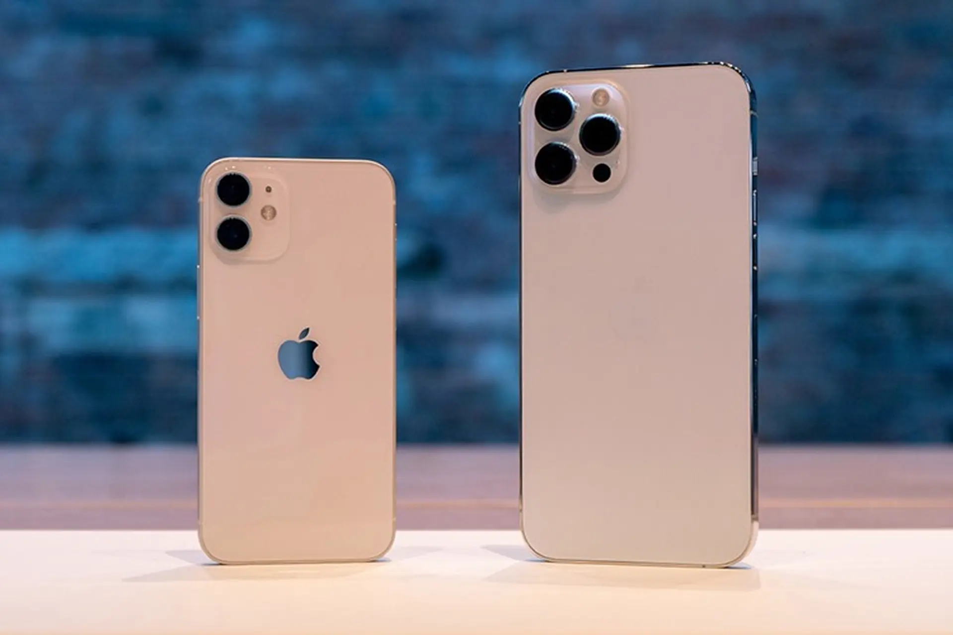 Trên tay iPhone 12 mini và iPhone 12 Pro Max: Hai chiếc iPhone thú vị nhất của Apple