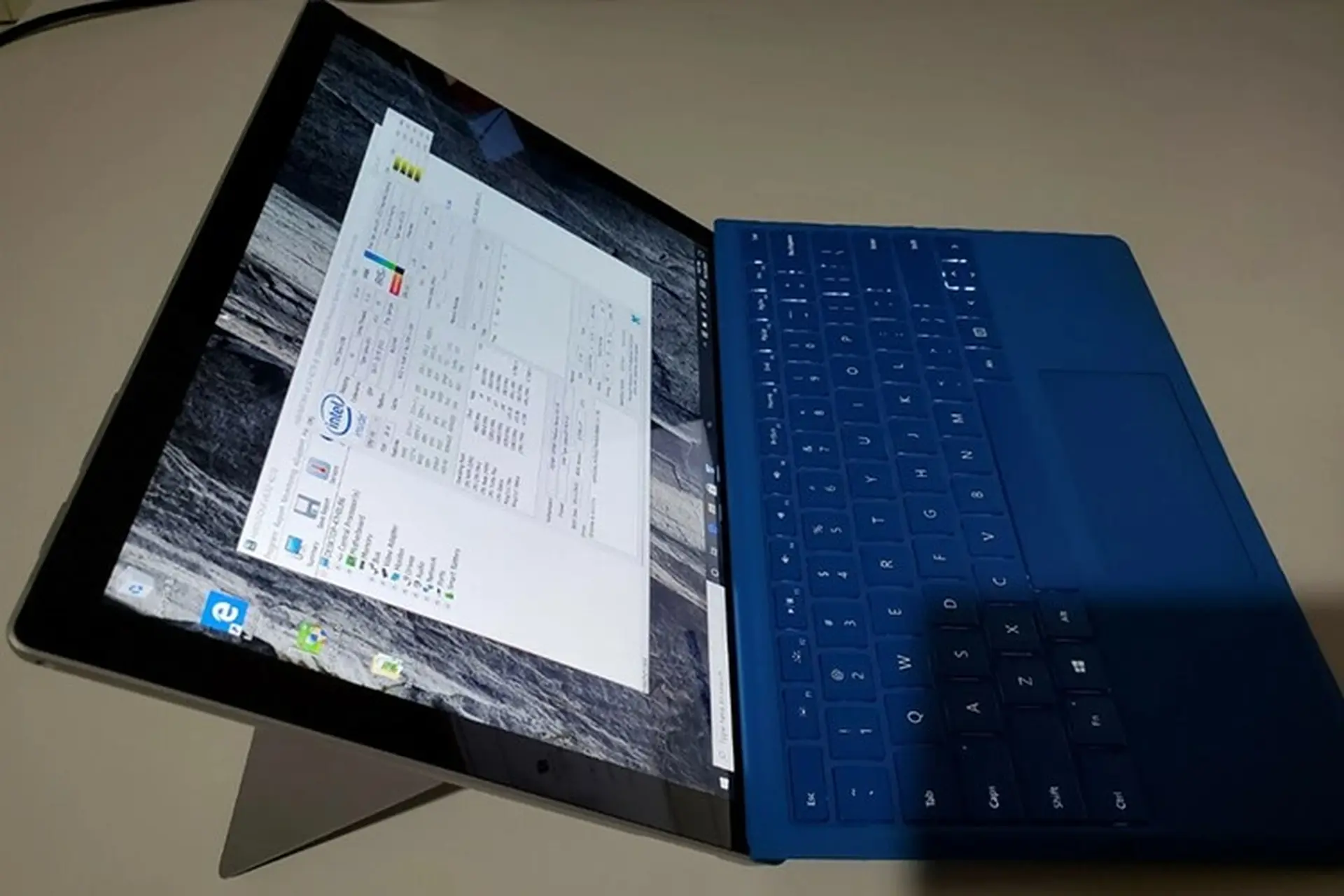 Hình ảnh thực tế nguyên mẫu Microsoft Surface Pro 8 bị rò rỉ