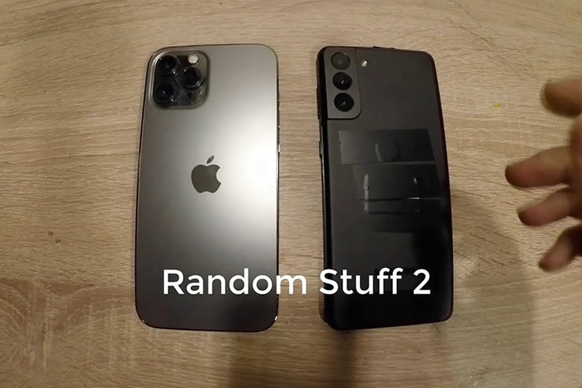 Samsung Galaxy S21+ bất ngờ xuất hiện cùng iPhone 12 Pro Max trong video rò rỉ mới