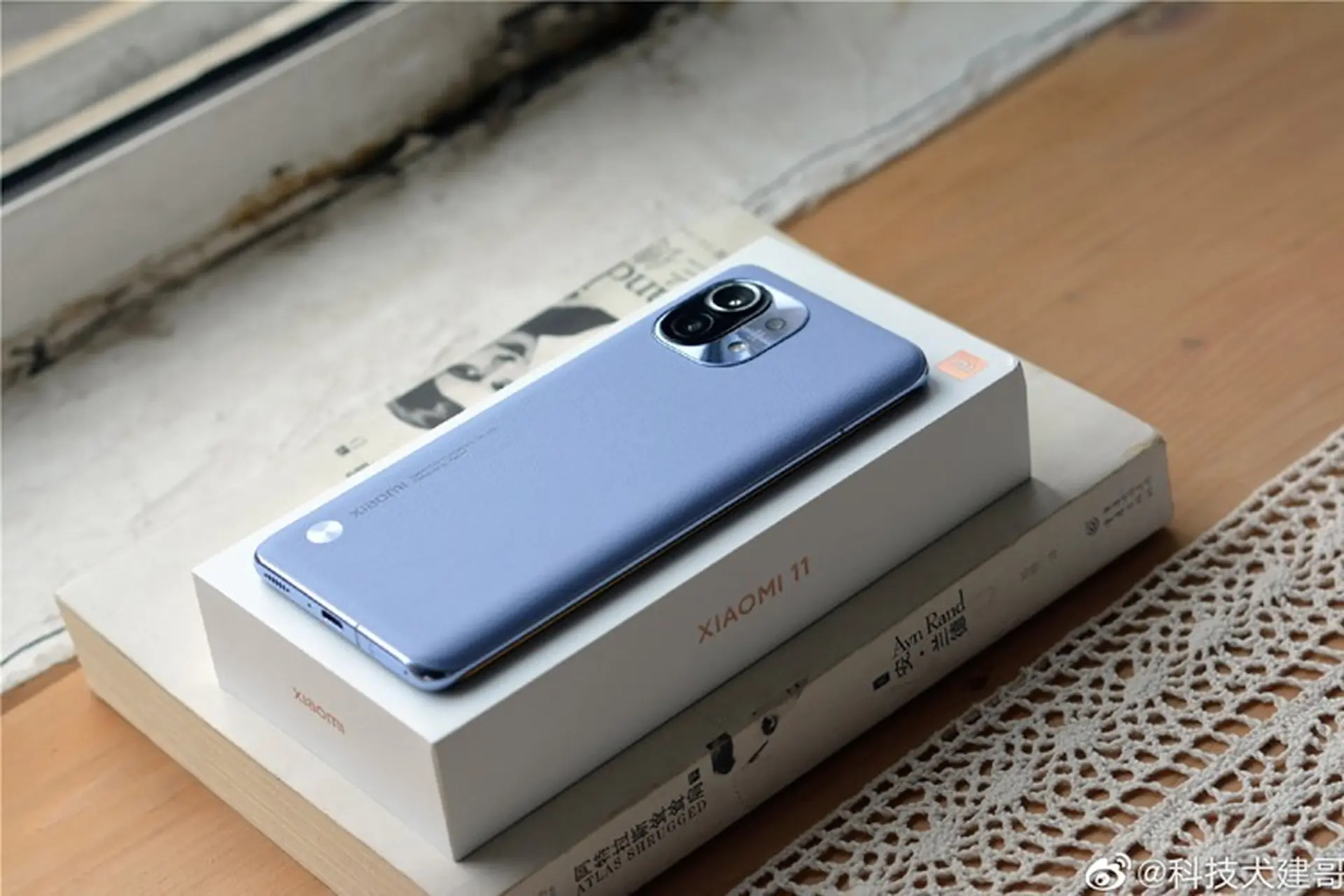 Khui hộp Xiaomi Mi 11: Snapdragon 888, thiết kế mới, giá từ 14.2 triệu