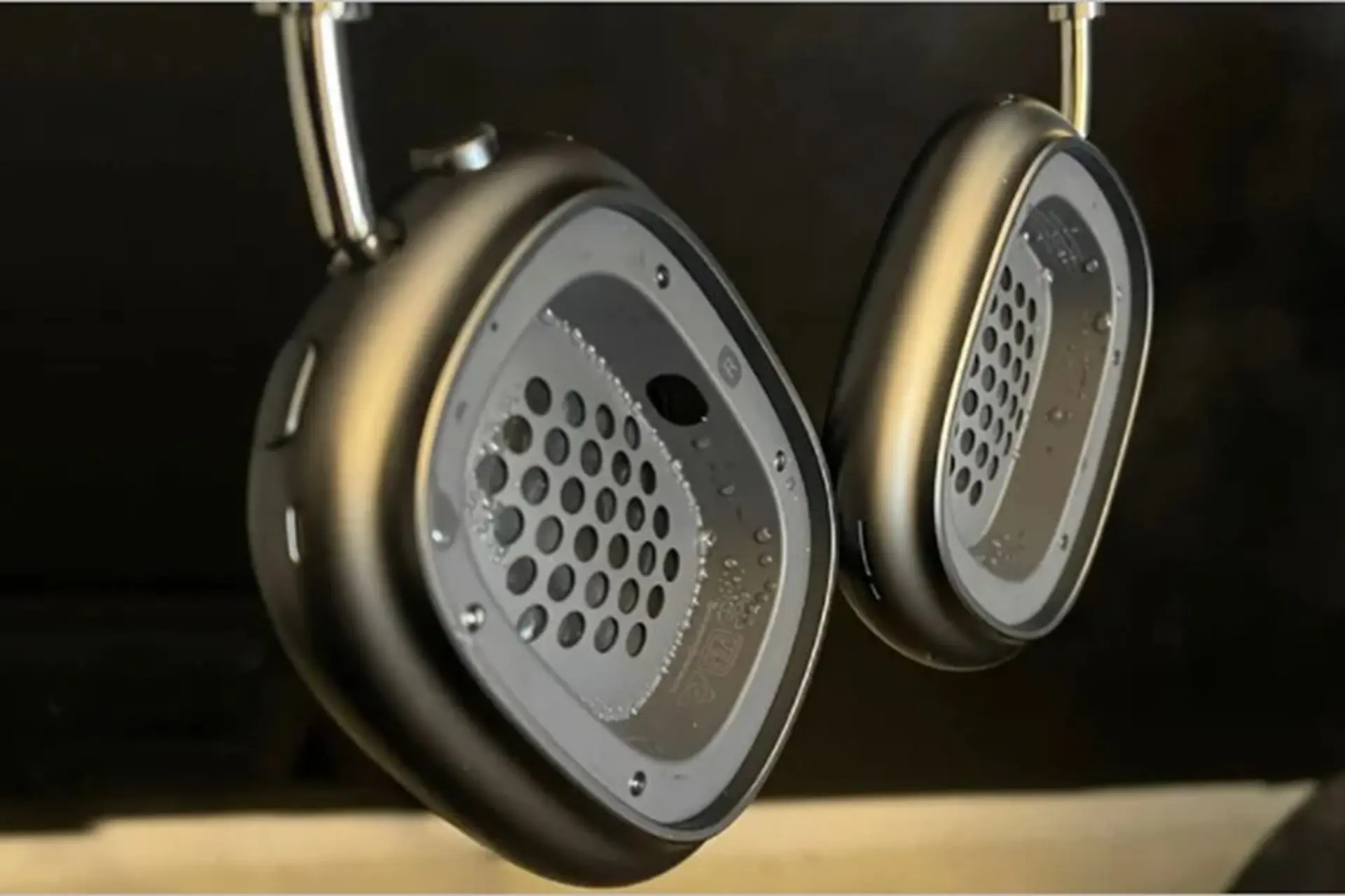 Người dùng AirPods Max phàn nàn về vấn đề ngưng tụ hơi nước trong earcup