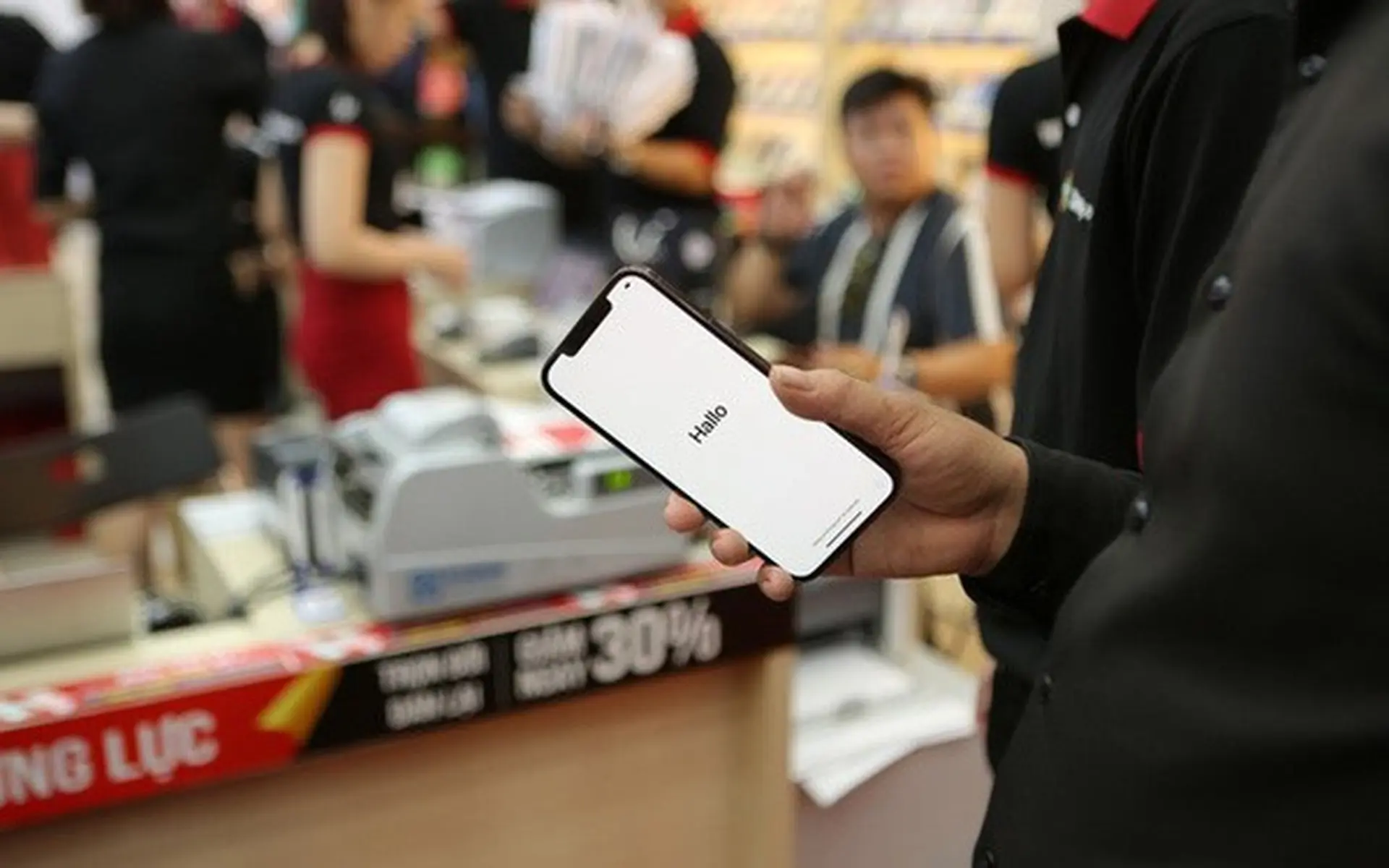 Cổ phiếu FPT Shop "cháy hàng", giao dịch cao kỷ lục sau ngày mở bán iPhone 12