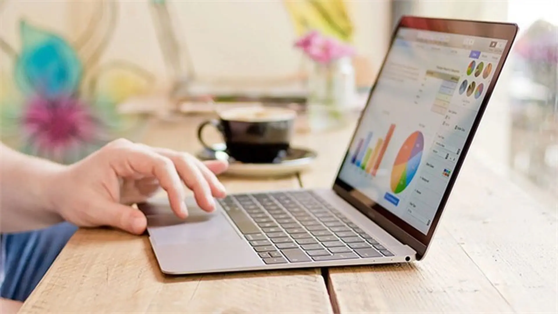 Chọn phiên bản Macbook này vừa rẻ, vừa nhỏ gọn, lại sang trọng không kém Macbook Pro