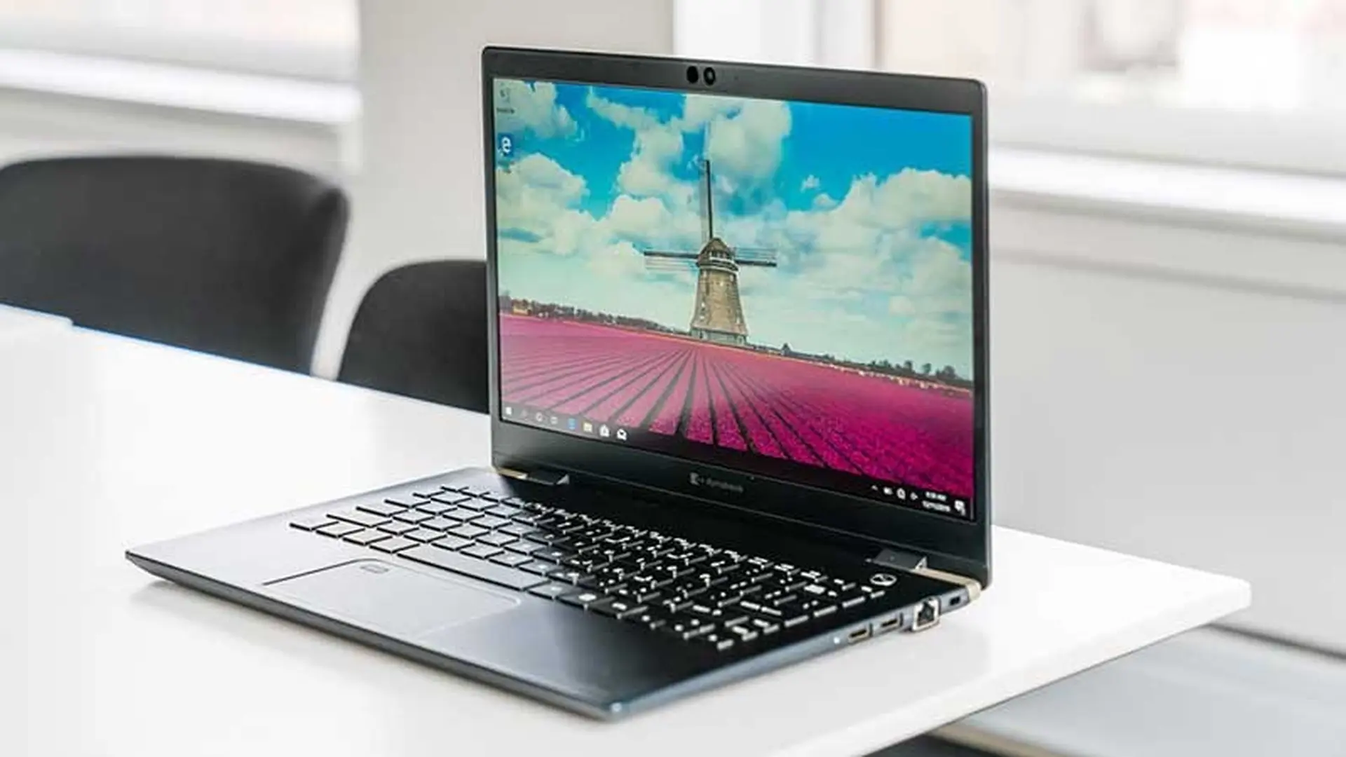 Trên tay Sharp Dynabook Portégé X30L-G tại CES 2020: Laptop 13,3 inch nhẹ nhất thế giới