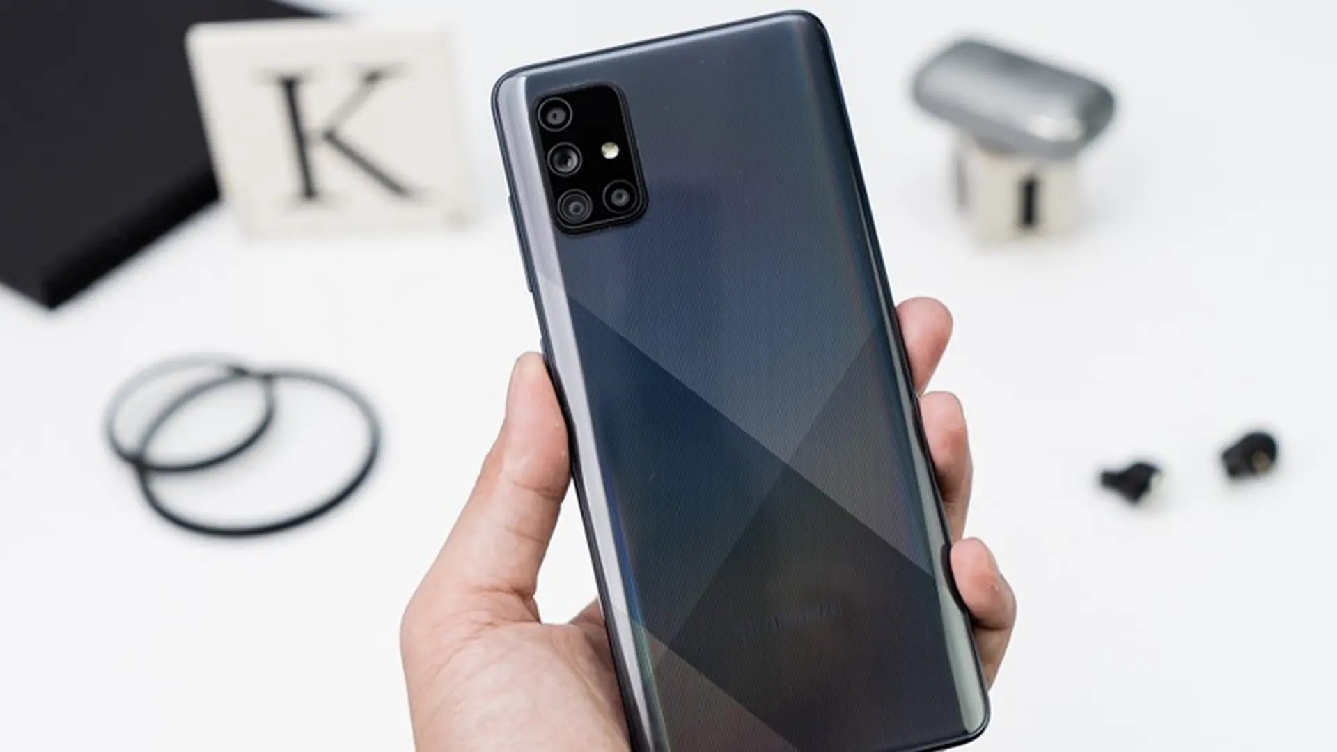 Trên tay Samsung Galaxy A71: 4 camera 64MP, Snapdragon 730, pin 4,500mAh và hỗ trợ sạc nhanh 25W