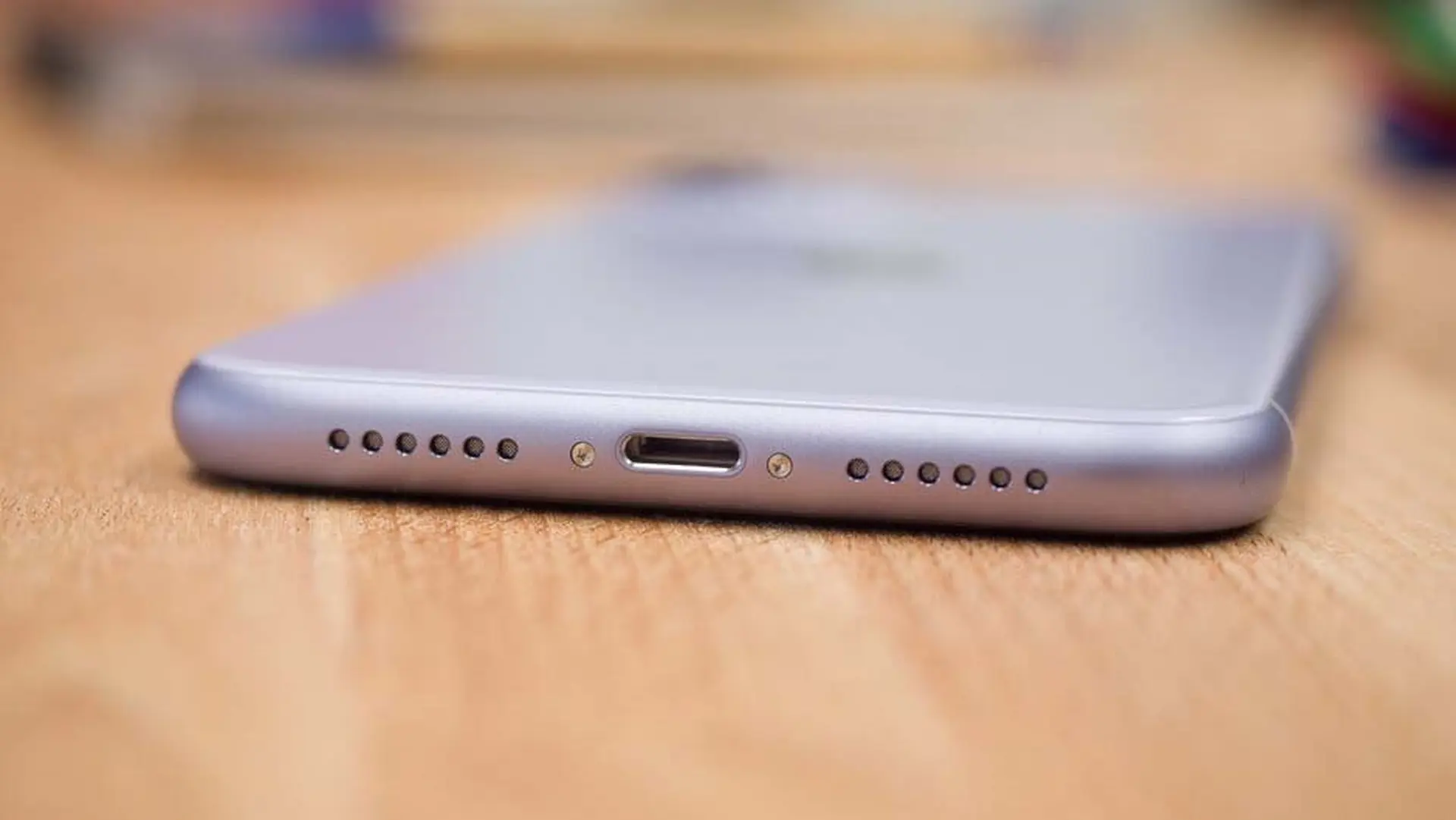 Apple cuối cùng có thể bỏ kết nối Lightning, nhưng là do bị ép buộc