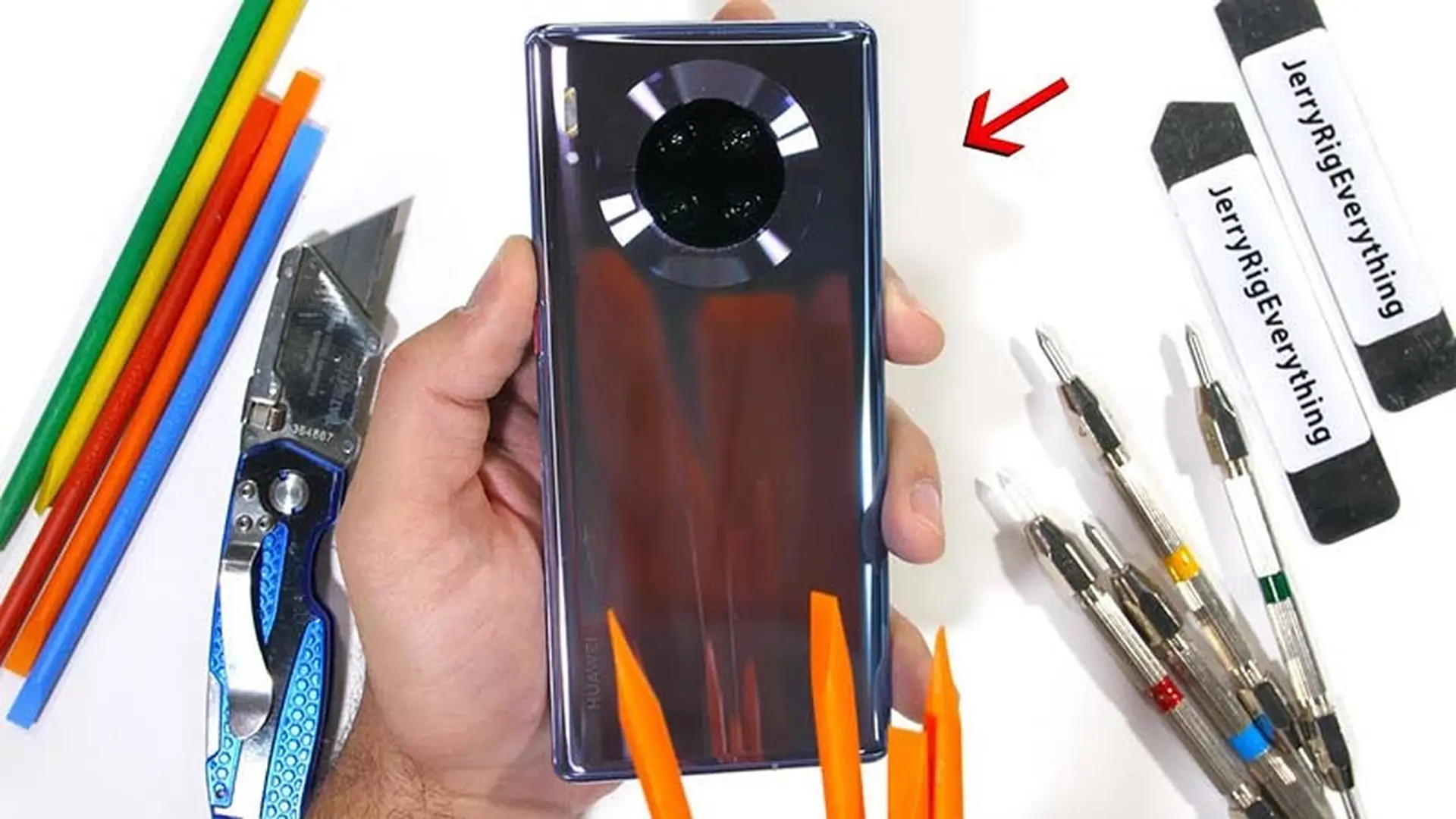 Sẽ thế nào khi “tra tấn” Huawei Mate 30 Pro bằng dao rọc giấy, hơ lửa và bẻ cong?