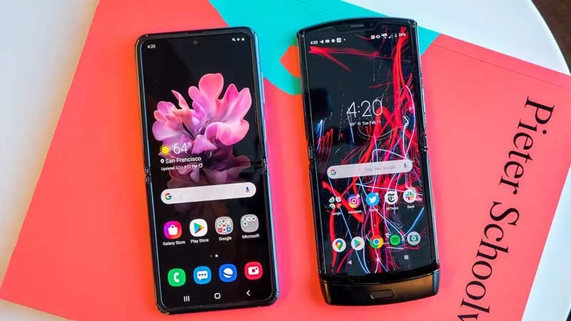 Samsung Galaxy Z Flip vs Motorola Razr: Điện thoại gập tương lai nào đáng mua hơn?