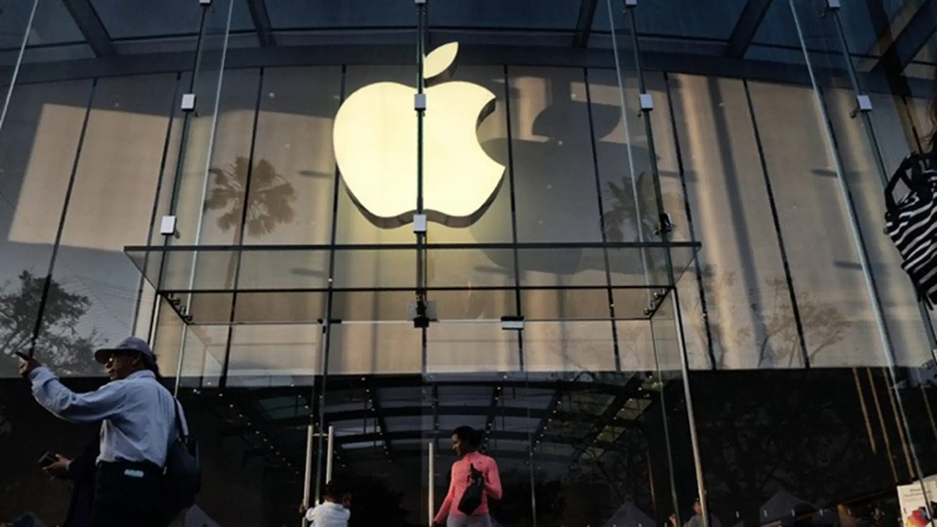 Kiểm tra túi xách của nhân viên, Apple bị phạt 60 triệu USD