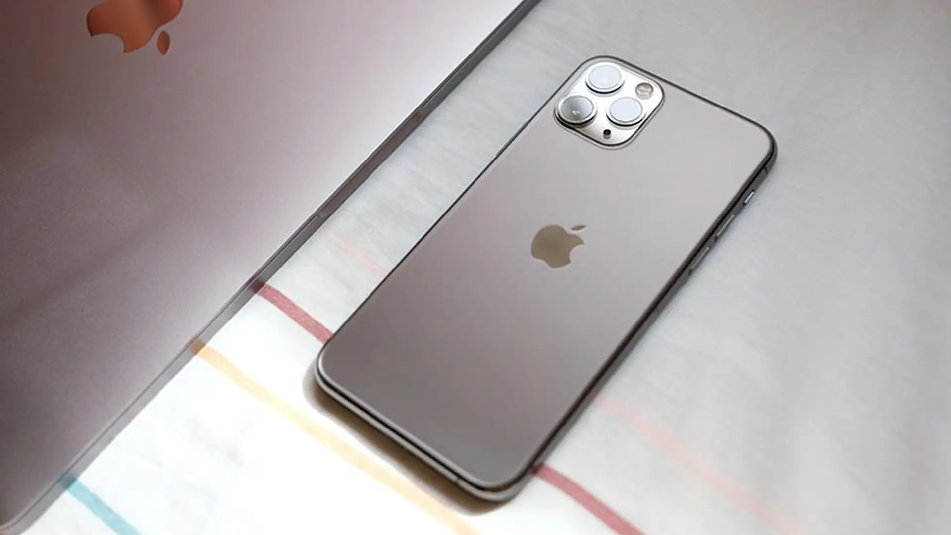 Rian Johnson: Apple sẽ không để nhân vật phản diện sử dụng iPhone trong phim ảnh