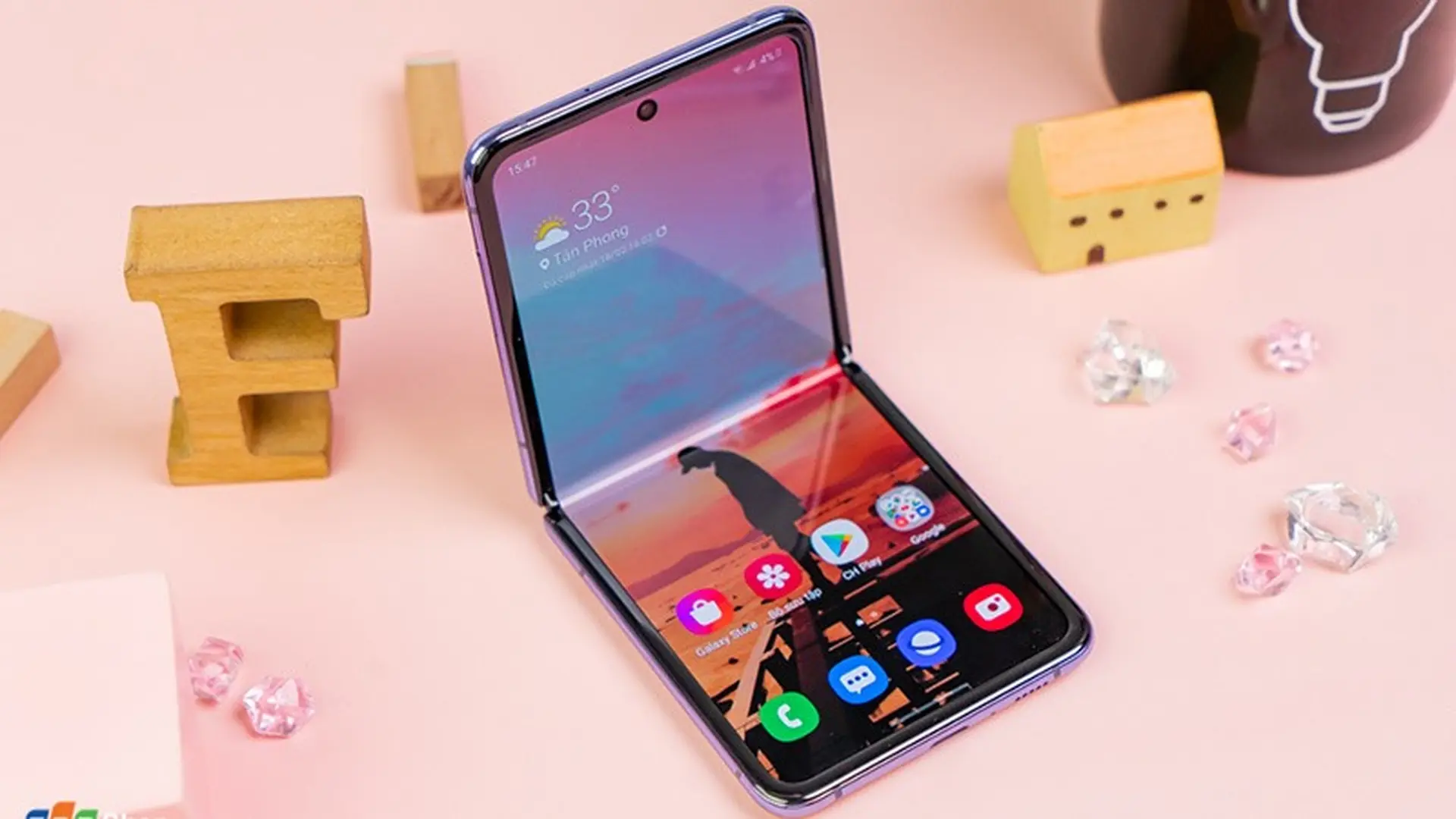 Tầm trên 30 triệu, chọn Samsung Galaxy Z Flip hay iPhone 11 Pro Max?