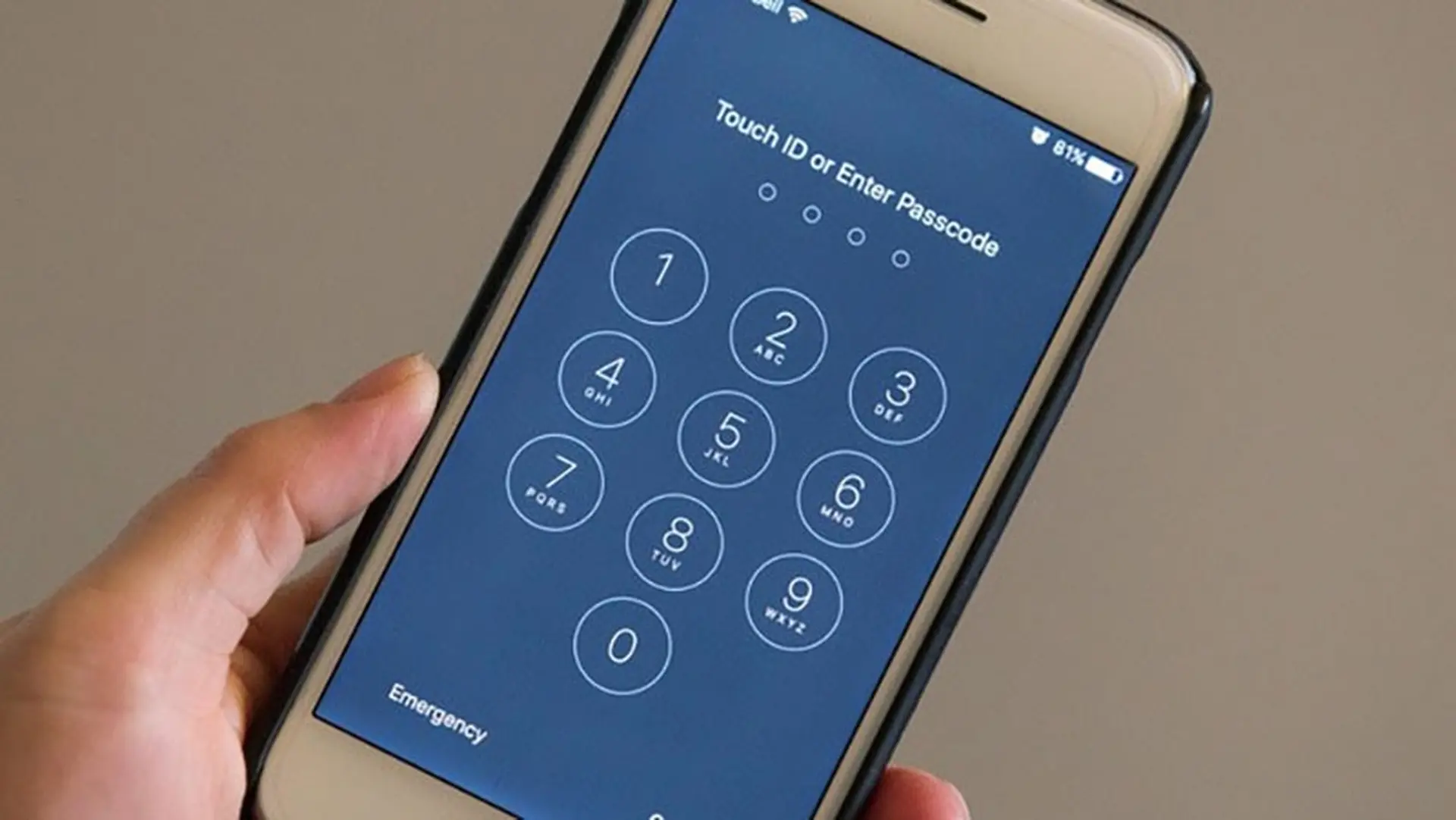 FBI vẫn chưa thể mở khóa iPhone của nghi phạm nổ súng tại Florida