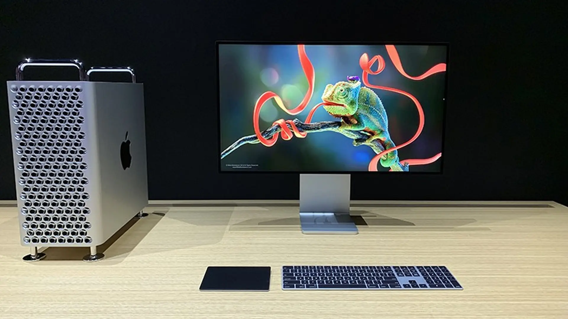 PCMag kiểm tra độ sáng và chính xác màu của Apple Pro Display XDR