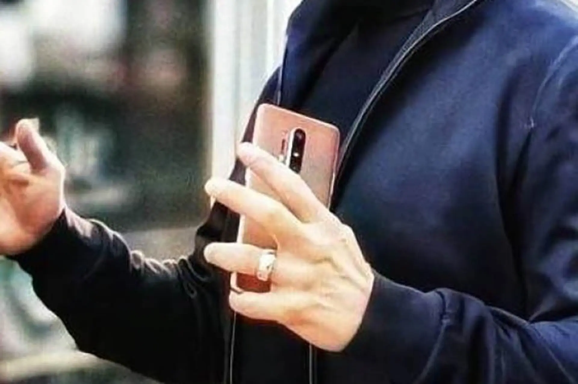 OnePlus 8 Pro được phát hiện cùng với "Iron Man" Robert Downey Jr.