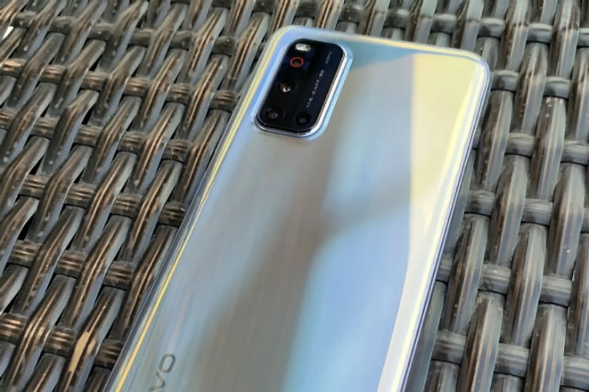 Vivo V19 lộ ảnh thực tế, xác nhận có cụm 4 camera sau hình chữ nhật