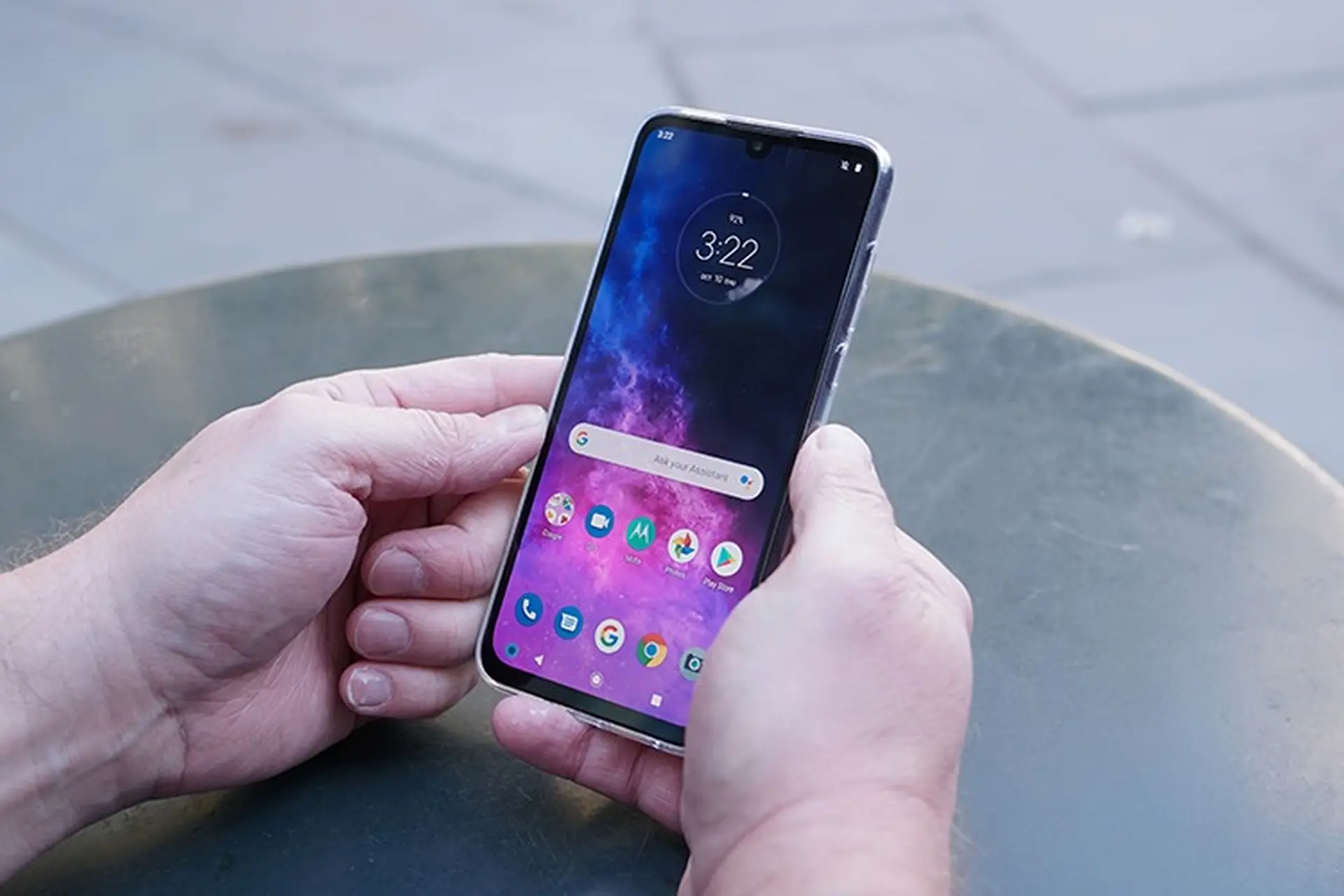 Motorola Edge lộ ảnh kèm cấu hình: Màn hình “thác nước”, chip Snapdragon 765
