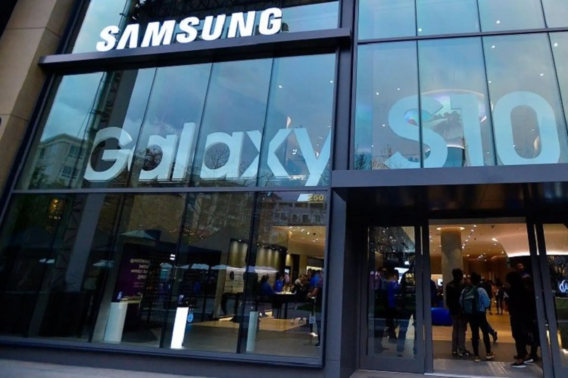 Samsung đóng cửa các cửa hàng của mình tại Mỹ và Canada vì dịch corona virus